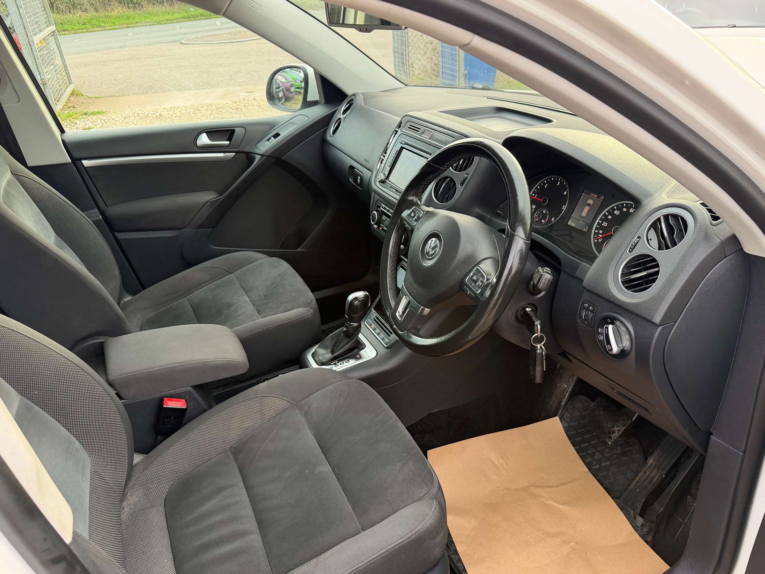 A 2013 VOLKSWAGEN TIGUAN 2.0 TDI BlueMotion Tech SE SUV 5dr Diesel DSG 4WD Euro 5 (s/s) (140 ps) A 2013 VOLKSWAGEN TIGUAN 2.0 TDI BlueMotion Tech SE SUV 5dr Diesel DSG 4WD Euro 5 (s/s) (140 ps)