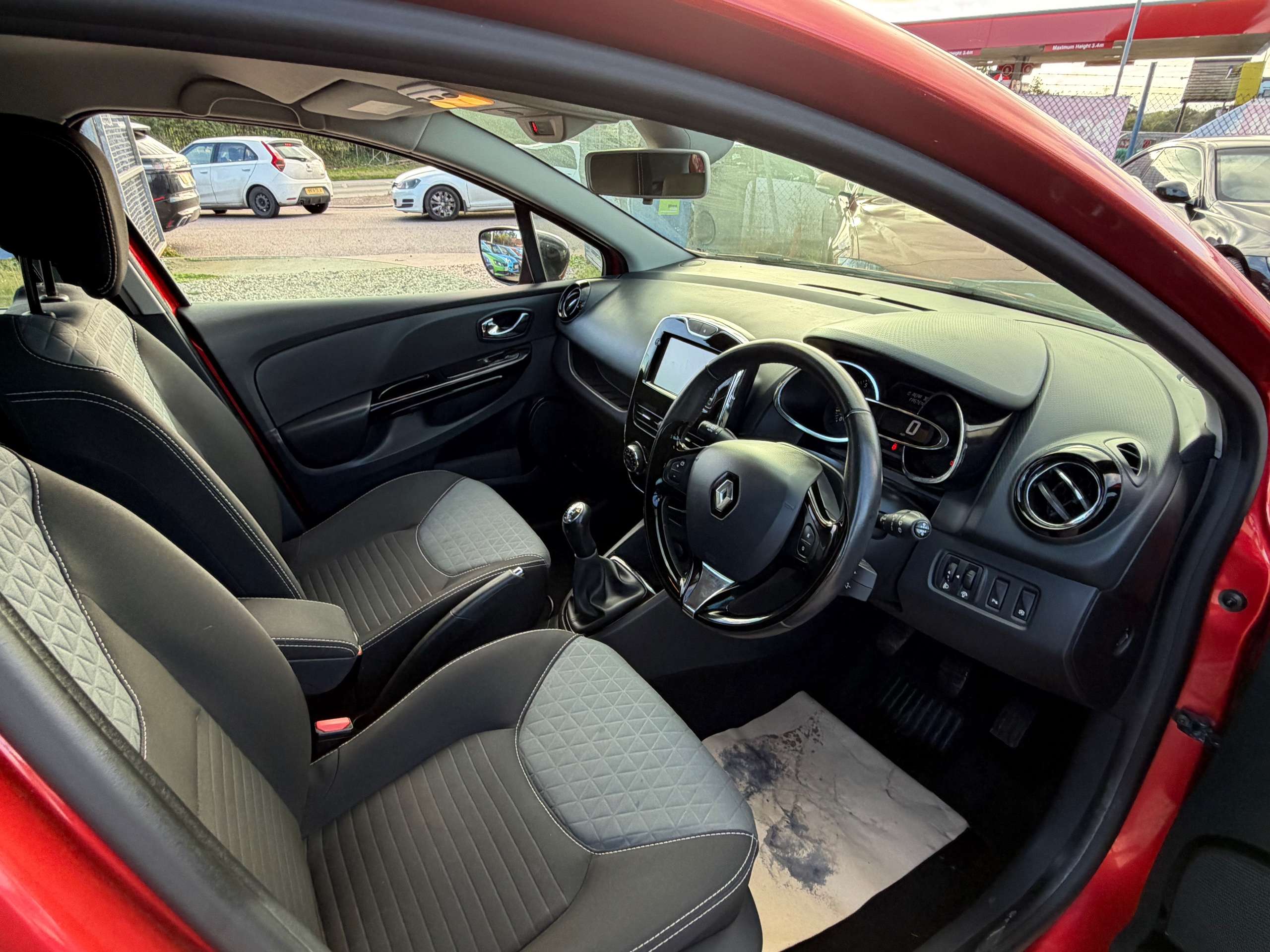 A 2014 RENAULT CLIO 0.9 TCe Dynamique S MediaNav Hatchback 5dr Petrol Manual Euro 5 (s/s) (90 ps) A 2014 RENAULT CLIO 0.9 TCe Dynamique S MediaNav Hatchback 5dr Petrol Manual Euro 5 (s/s) (90 ps)