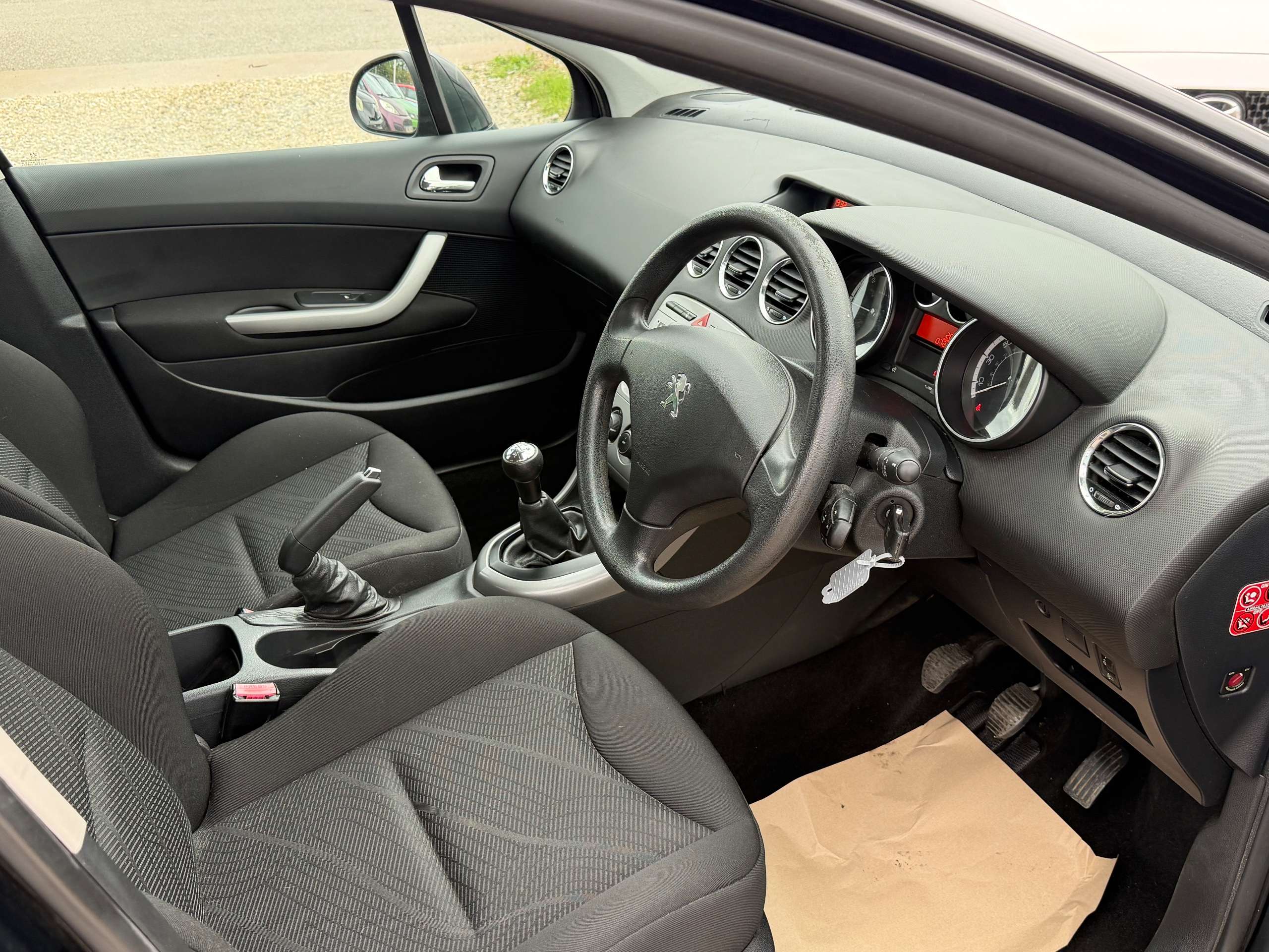A 2012 PEUGEOT 308 SW 1.6 HDi Access Estate 5dr Diesel Manual Euro 5 (92 ps) A 2012 PEUGEOT 308 SW 1.6 HDi Access Estate 5dr Diesel Manual Euro 5 (92 ps)
