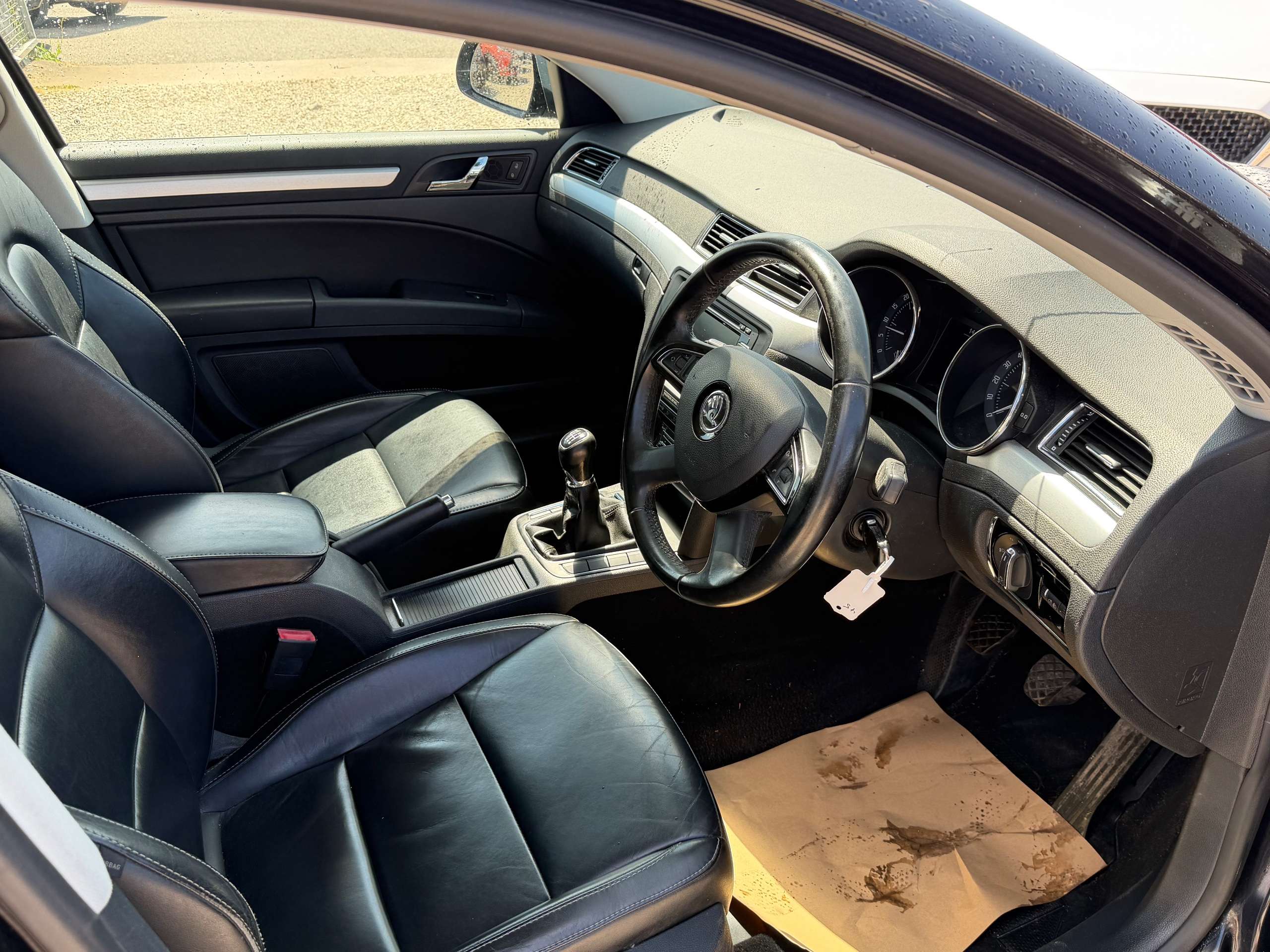 A 2015 SKODA SUPERB 2.0 TDI SE Business Estate 5dr Diesel Manual Euro 5 (s/s) (Leather) (140 ps) A 2015 SKODA SUPERB 2.0 TDI SE Business Estate 5dr Diesel Manual Euro 5 (s/s) (Leather) (140 ps)