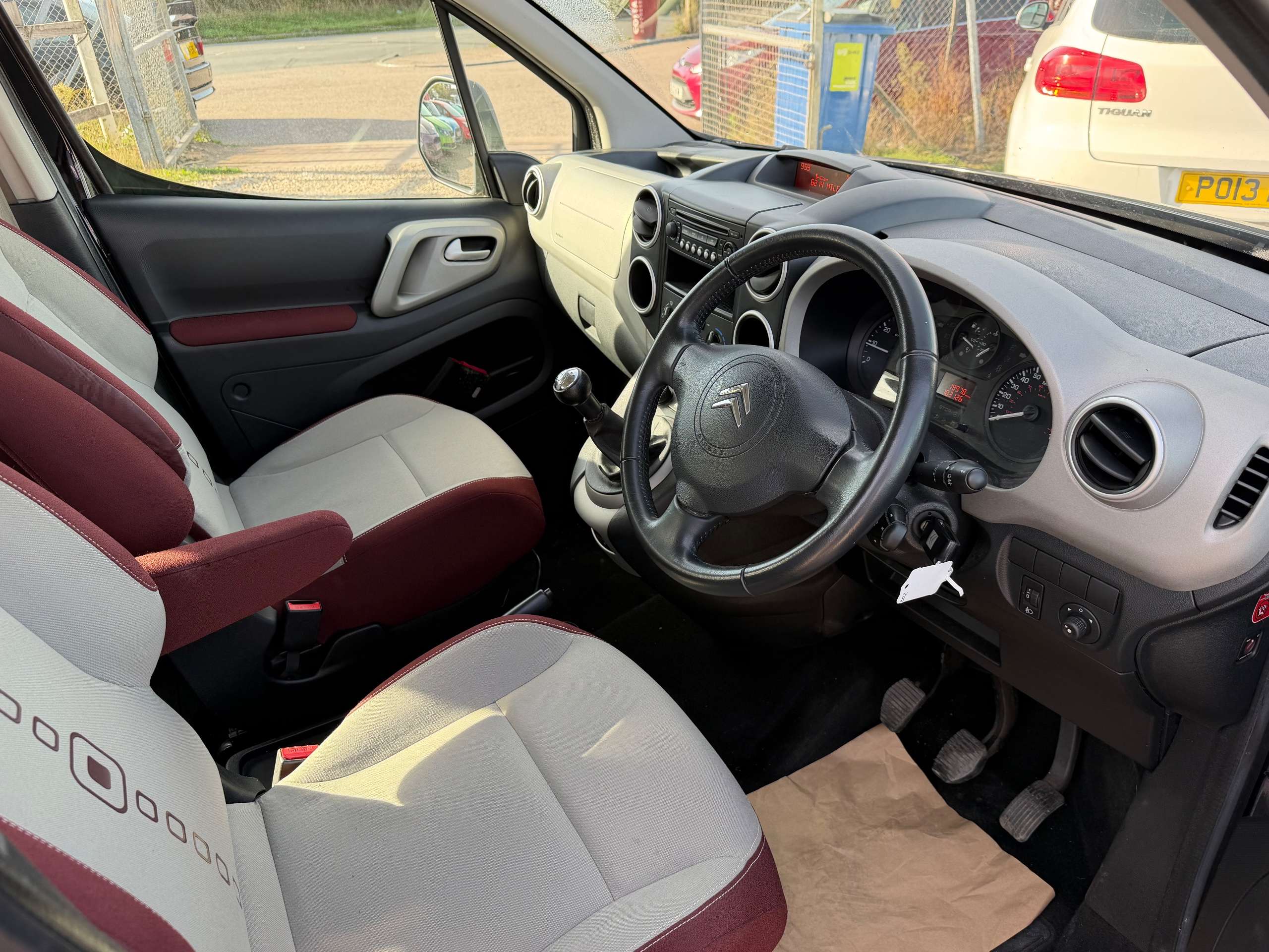 A 2011 CITROEN BERLINGO 1.6 HDi 16V Plus Multispace MPV 5dr Diesel Manual Euro 5 (90 ps) A 2011 CITROEN BERLINGO 1.6 HDi 16V Plus Multispace MPV 5dr Diesel Manual Euro 5 (90 ps)