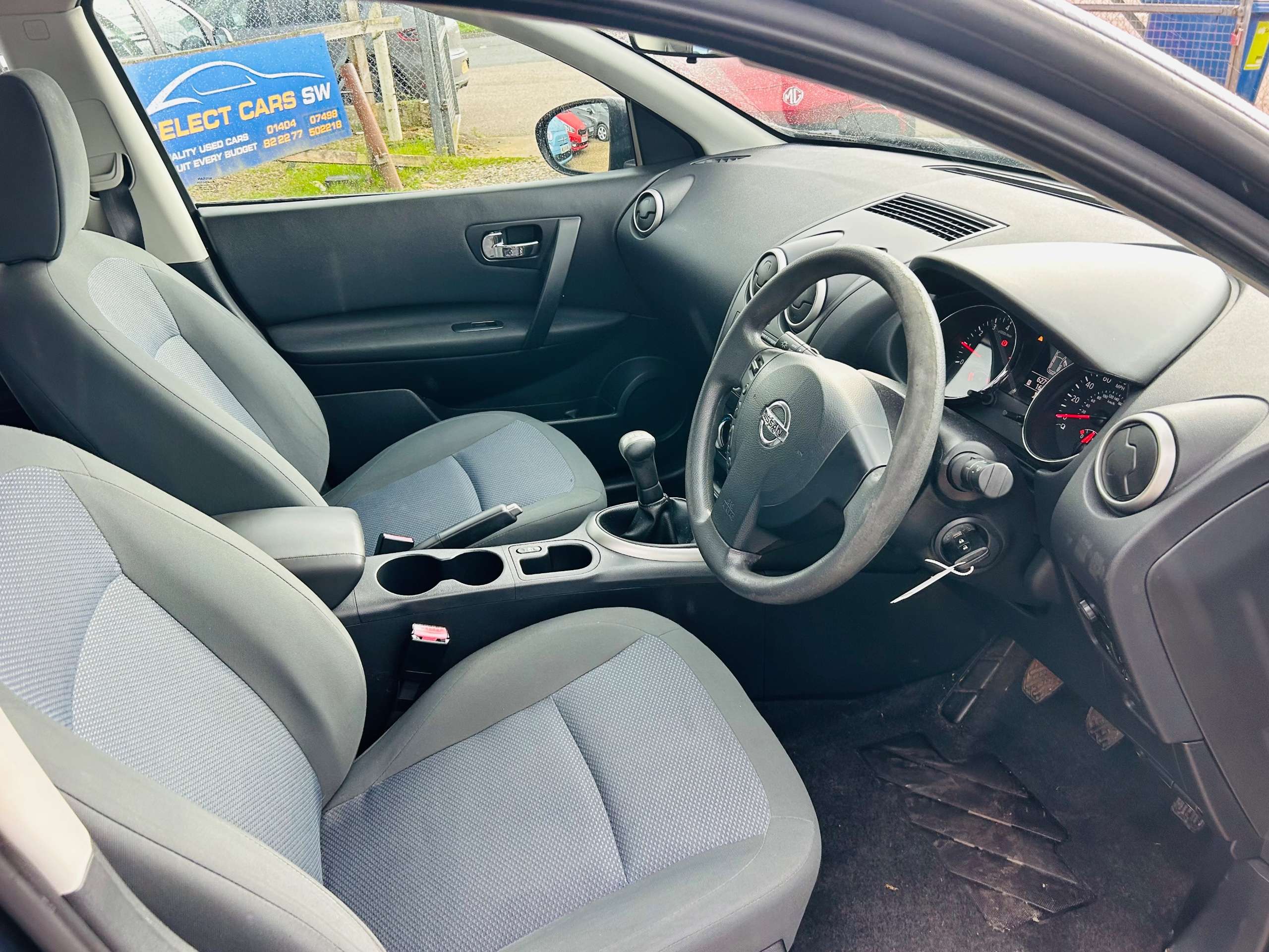 A 2011 NISSAN QASHQAI 1.6 Visia SUV 5dr Petrol Manual 2WD Euro 5 (s/s) (117 ps) A 2011 NISSAN QASHQAI 1.6 Visia SUV 5dr Petrol Manual 2WD Euro 5 (s/s) (117 ps)