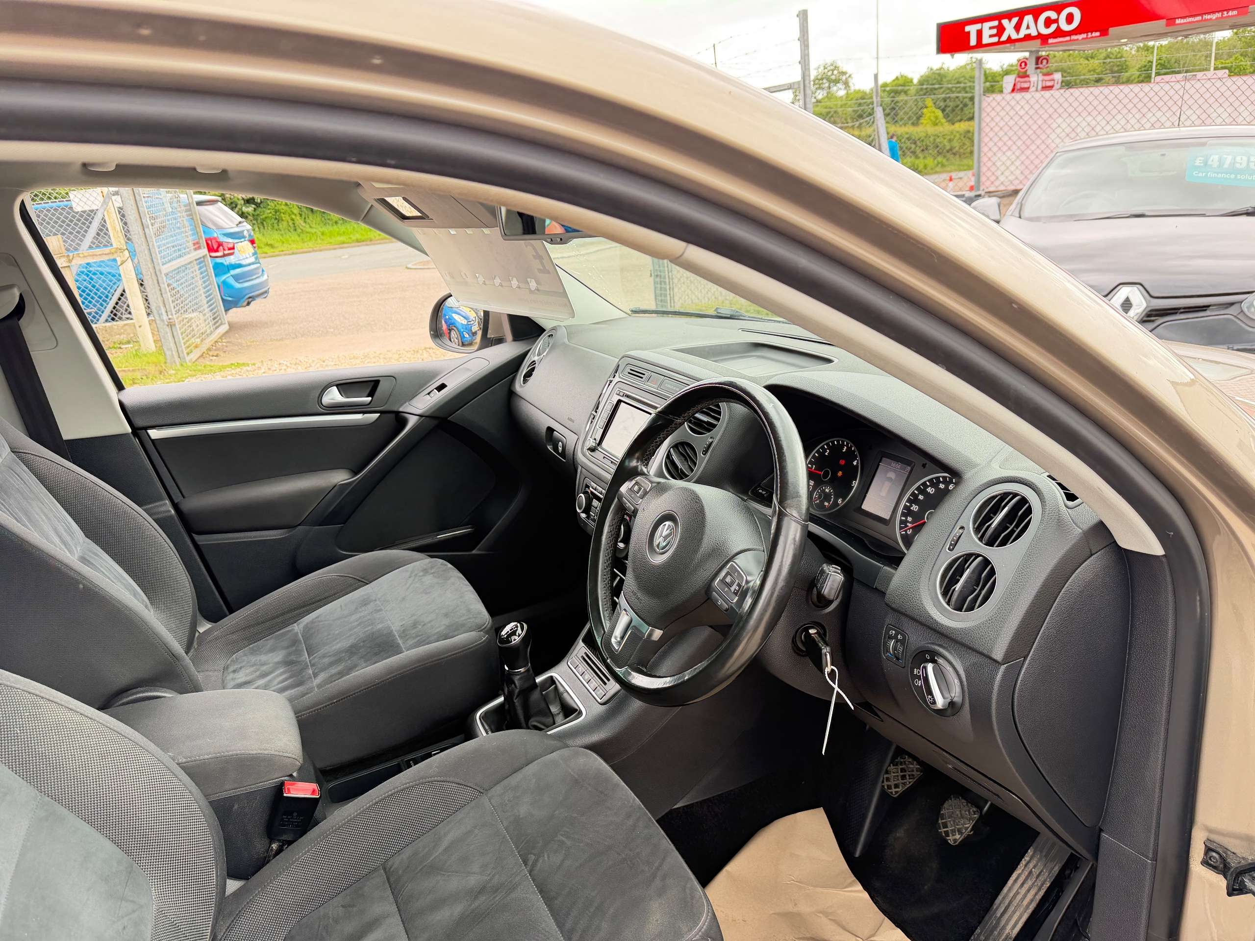 A 2013 VOLKSWAGEN TIGUAN 2.0 TDI BlueMotion Tech SE SUV 5dr Diesel Manual 2WD Euro 5 (s/s) (140 ps) A 2013 VOLKSWAGEN TIGUAN 2.0 TDI BlueMotion Tech SE SUV 5dr Diesel Manual 2WD Euro 5 (s/s) (140 ps)