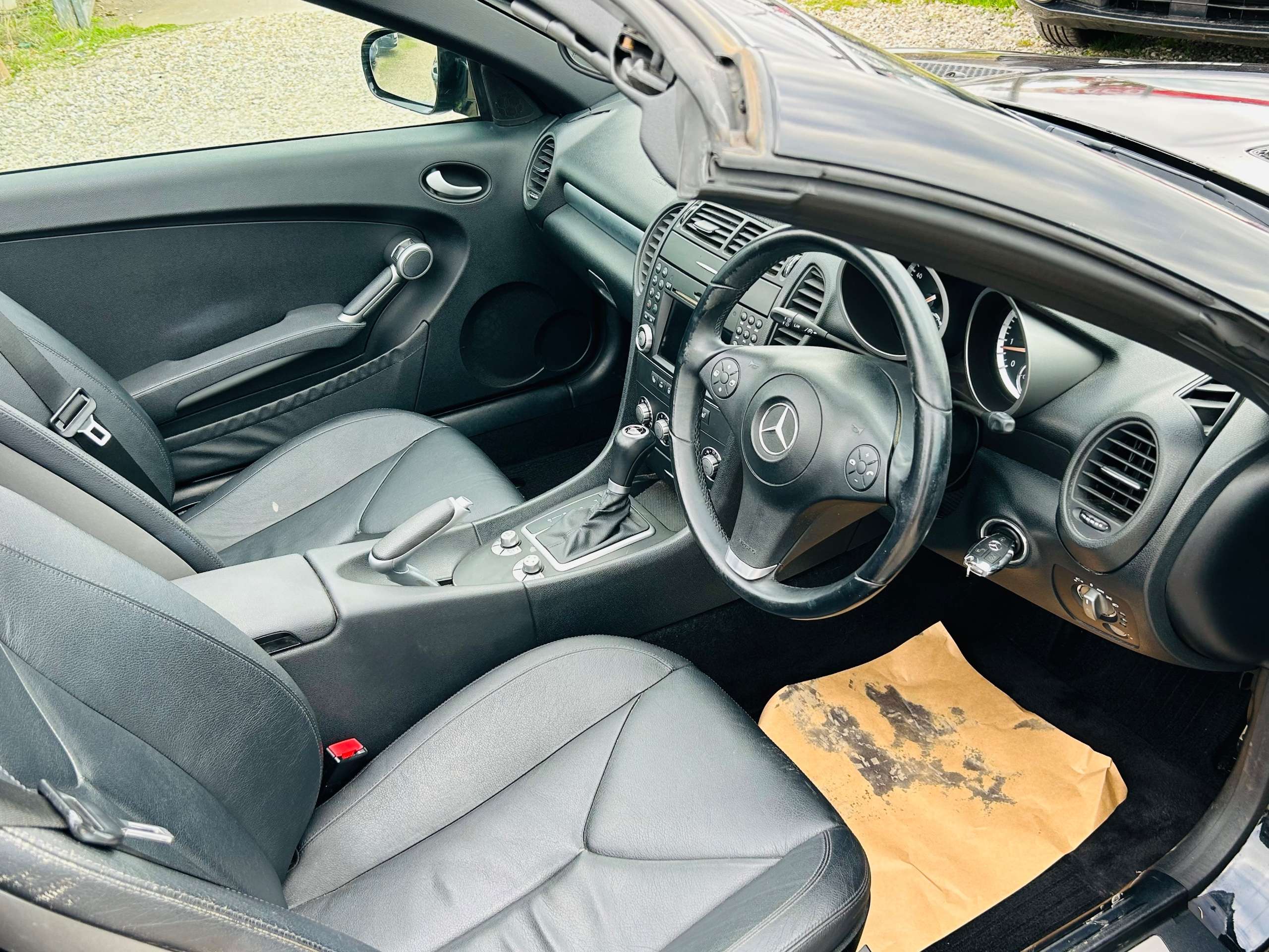 A 2009 MERCEDES-BENZ SLK 3.0 SLK300 Convertible 2dr Petrol G-Tronic Euro 5 (231 ps) A 2009 MERCEDES-BENZ SLK 3.0 SLK300 Convertible 2dr Petrol G-Tronic Euro 5 (231 ps)