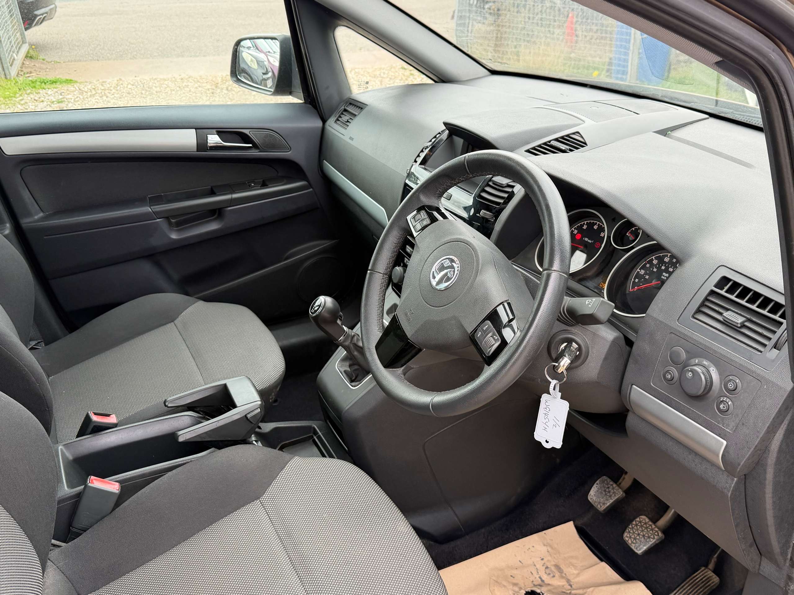 A 2014 VAUXHALL ZAFIRA 1.8 16V Exclusiv MPV 5dr Petrol Manual Euro 5 (120 ps) A 2014 VAUXHALL ZAFIRA 1.8 16V Exclusiv MPV 5dr Petrol Manual Euro 5 (120 ps)