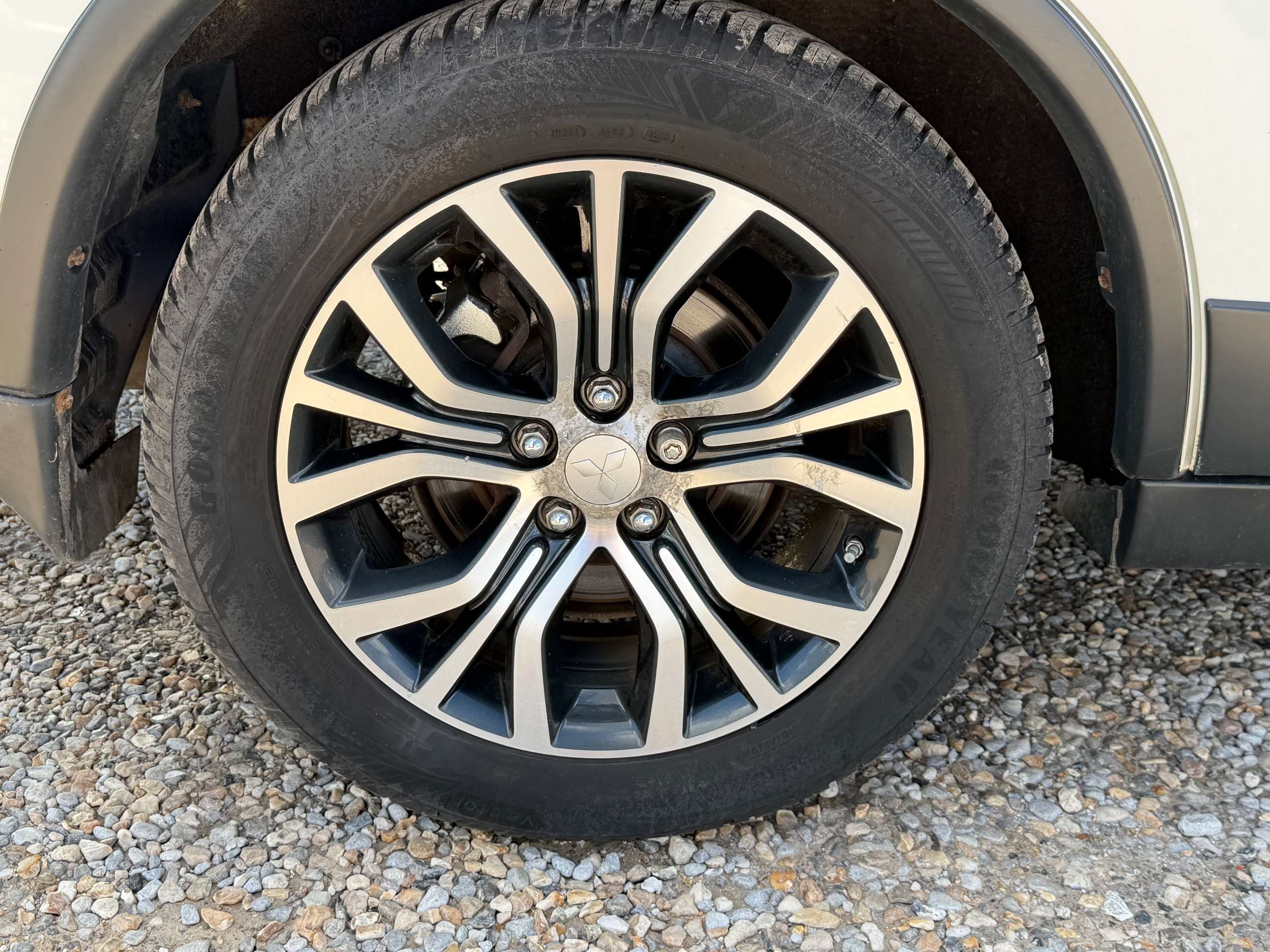 A 2016 MITSUBISHI OUTLANDER 2.2 DI-D 4 SUV 5dr Diesel Manual 4WD Euro 6 (s/s) (147 ps) A 2016 MITSUBISHI OUTLANDER 2.2 DI-D 4 SUV 5dr Diesel Manual 4WD Euro 6 (s/s) (147 ps)