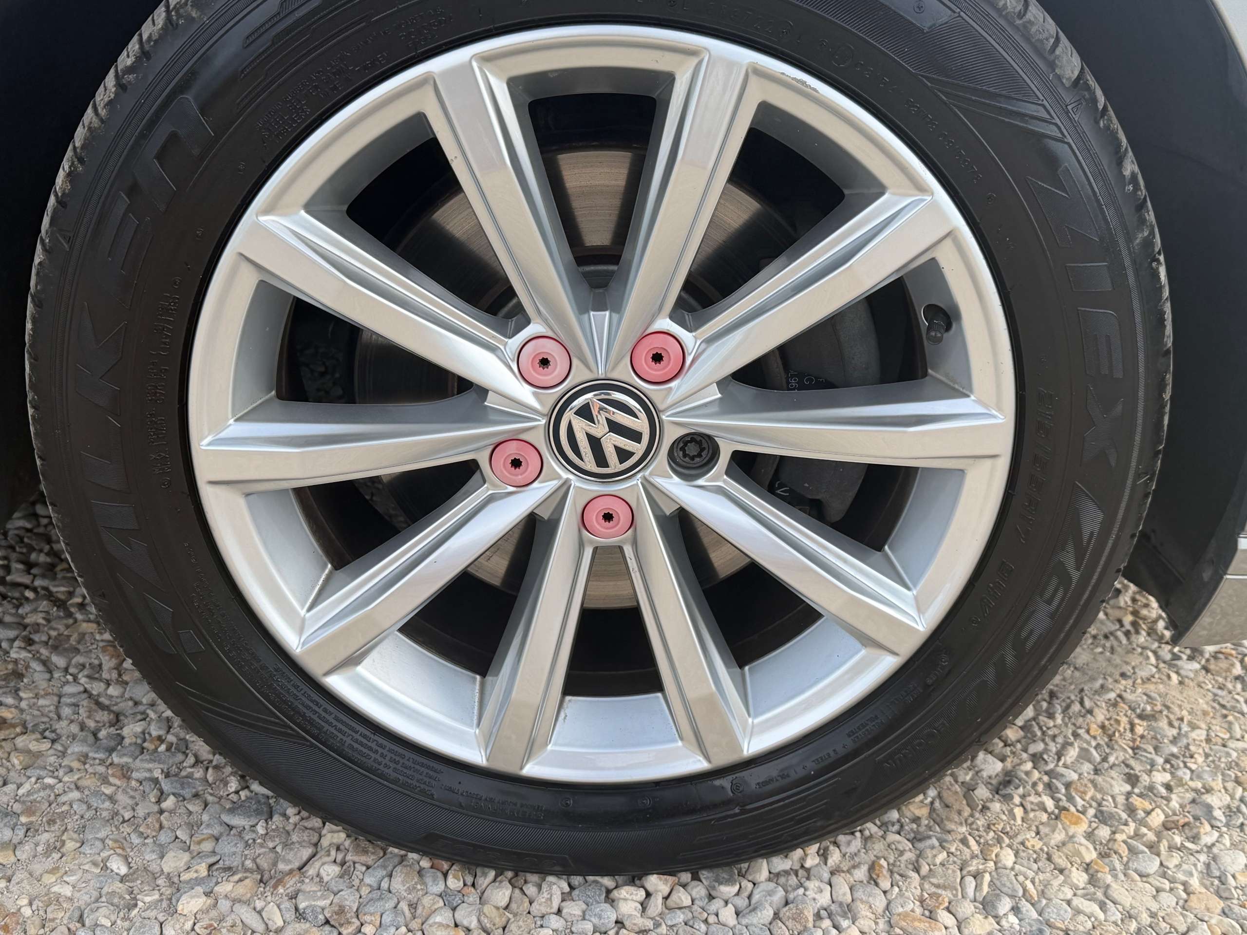 A 2015 VOLKSWAGEN PASSAT 1.6 TDI BlueMotion Tech SE Business Saloon Manual Euro 6 (s/s) (120 ps) A 2015 VOLKSWAGEN PASSAT 1.6 TDI BlueMotion Tech SE Business Saloon Manual Euro 6 (s/s) (120 ps)