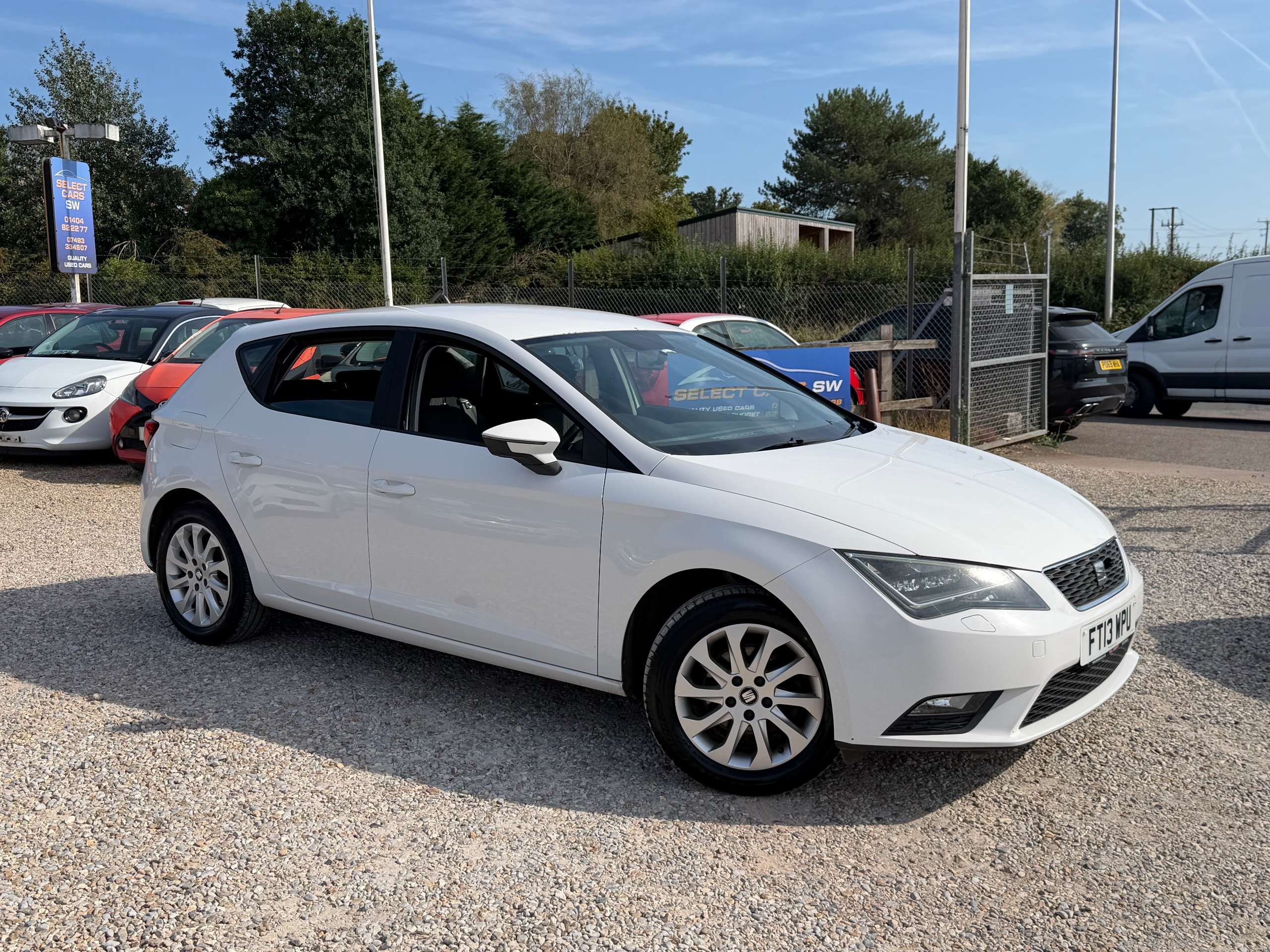A 2013 SEAT LEON 1.4 TSI SE Hatchback 5dr Petrol Manual Euro 5 (s/s) (140 ps) A 2013 SEAT LEON 1.4 TSI SE Hatchback 5dr Petrol Manual Euro 5 (s/s) (140 ps)