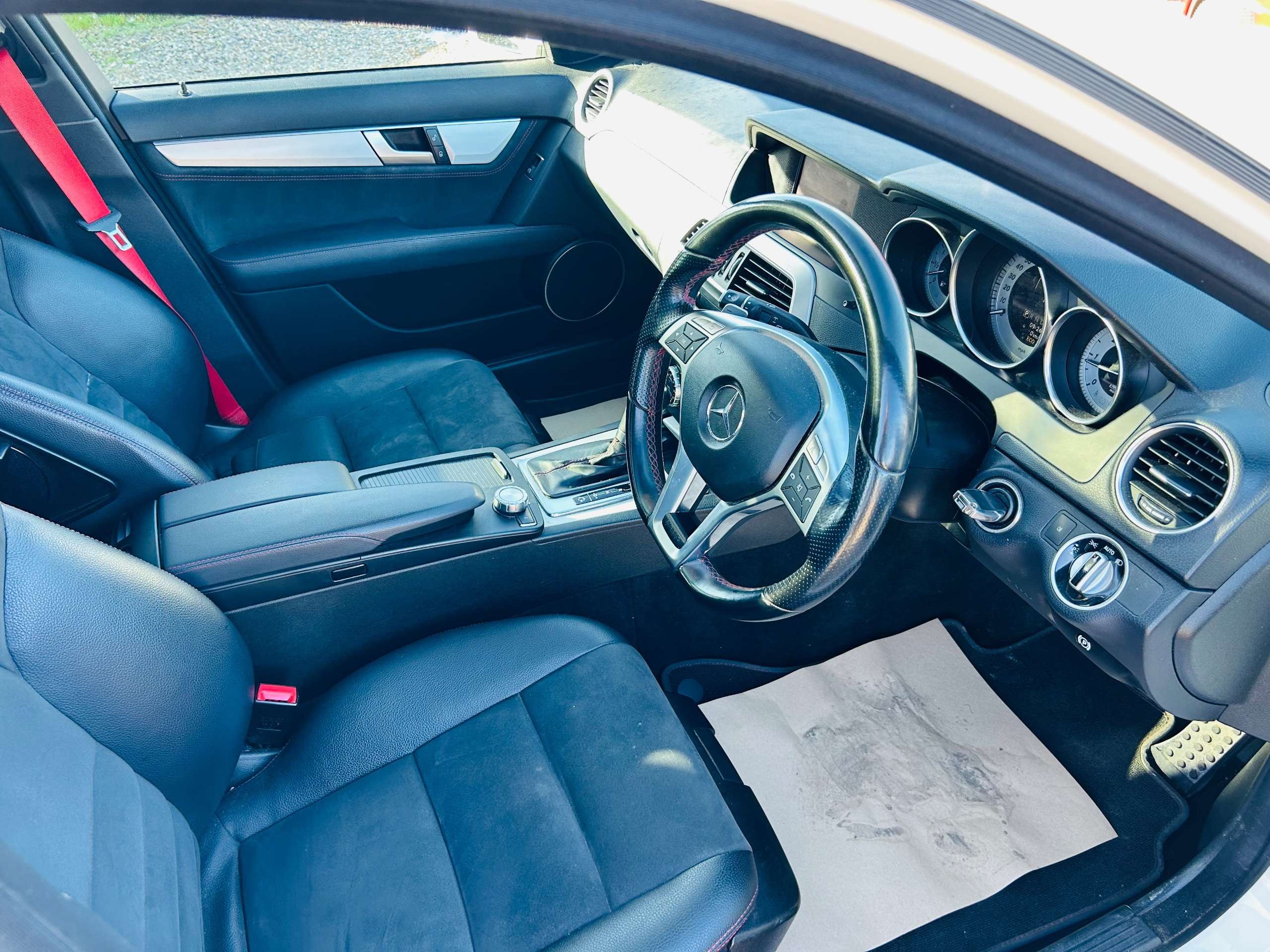 A 2012 MERCEDES-BENZ C CLASS 2.1 C220 CDI BlueEfficiency AMG Sport Plus Estate 5dr Diesel G-Tronic+ Euro 5 (s/s) (170 ps) A 2012 MERCEDES-BENZ C CLASS 2.1 C220 CDI BlueEfficiency AMG Sport Plus Estate 5dr Diesel G-Tronic+ Euro 5 (s/s) (170 ps)