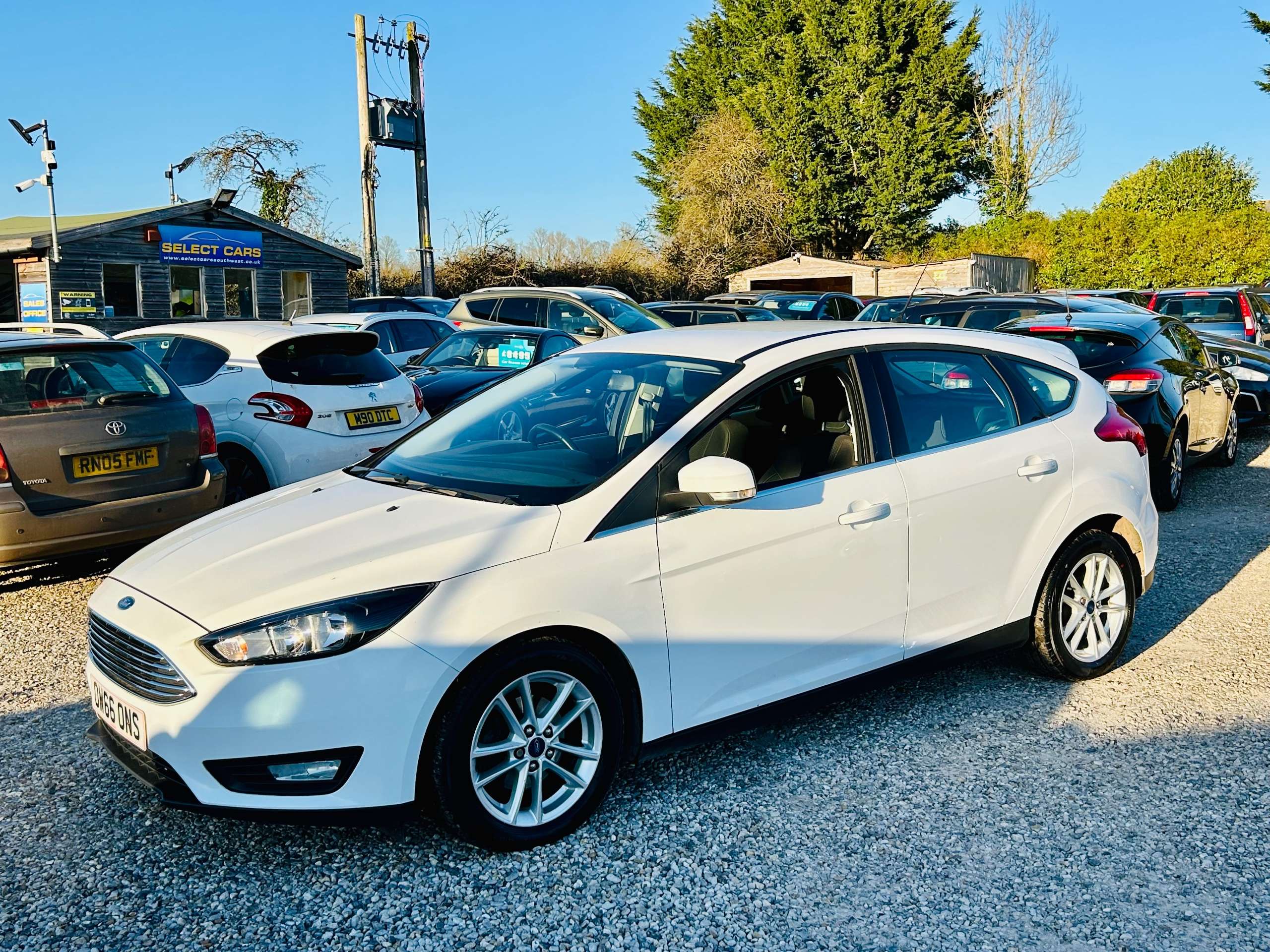 A 2017 FORD FOCUS 1.0T EcoBoost Zetec Hatchback 5dr Petrol Manual Euro 6 (s/s) (125 ps) A 2017 FORD FOCUS 1.0T EcoBoost Zetec Hatchback 5dr Petrol Manual Euro 6 (s/s) (125 ps)