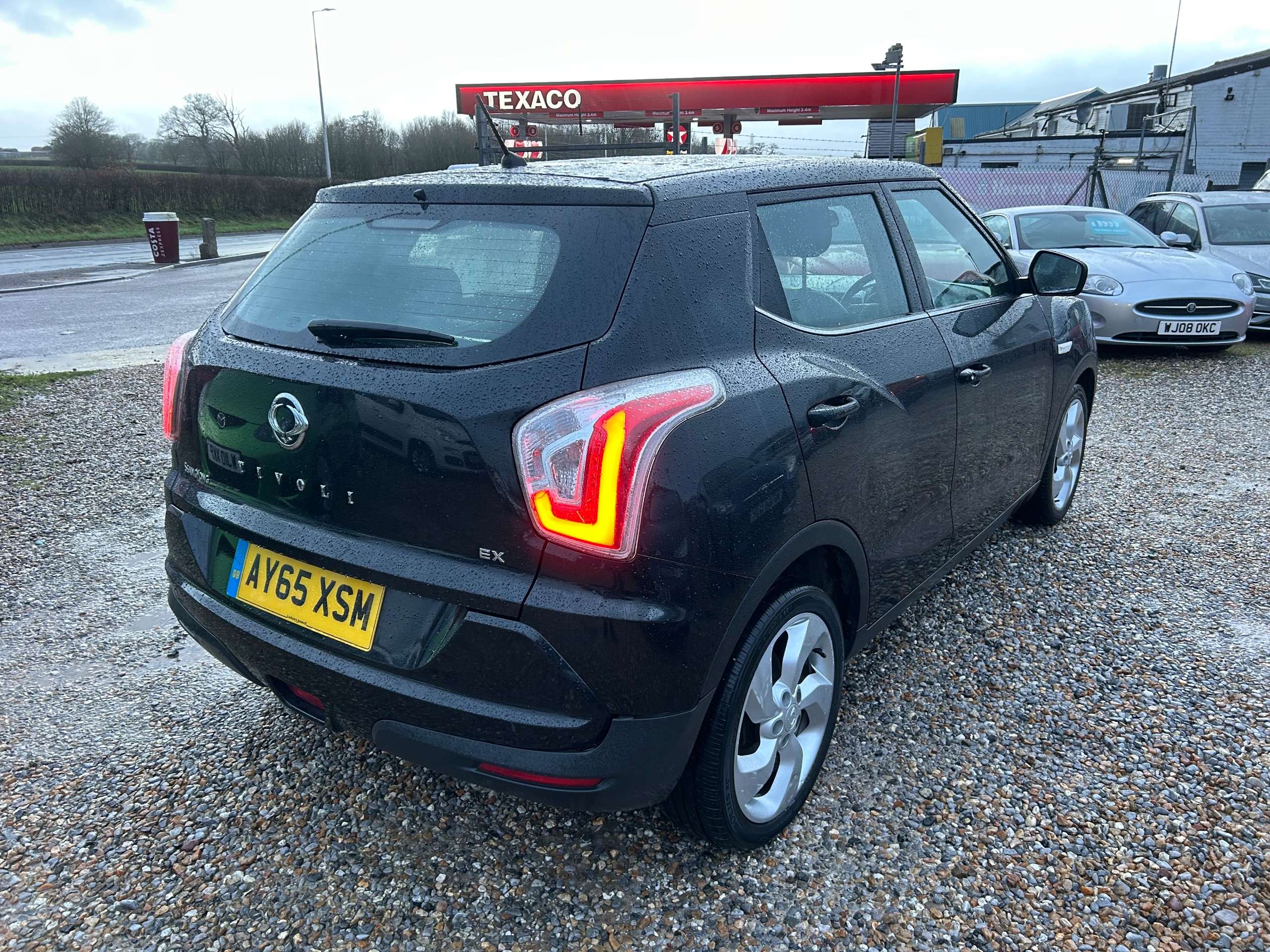 A 2015 SSANGYONG TIVOLI 1.6 e-XGi EX SUV 5dr Petrol Manual Euro 6 (s/s) (128 ps) A 2015 SSANGYONG TIVOLI 1.6 e-XGi EX SUV 5dr Petrol Manual Euro 6 (s/s) (128 ps)