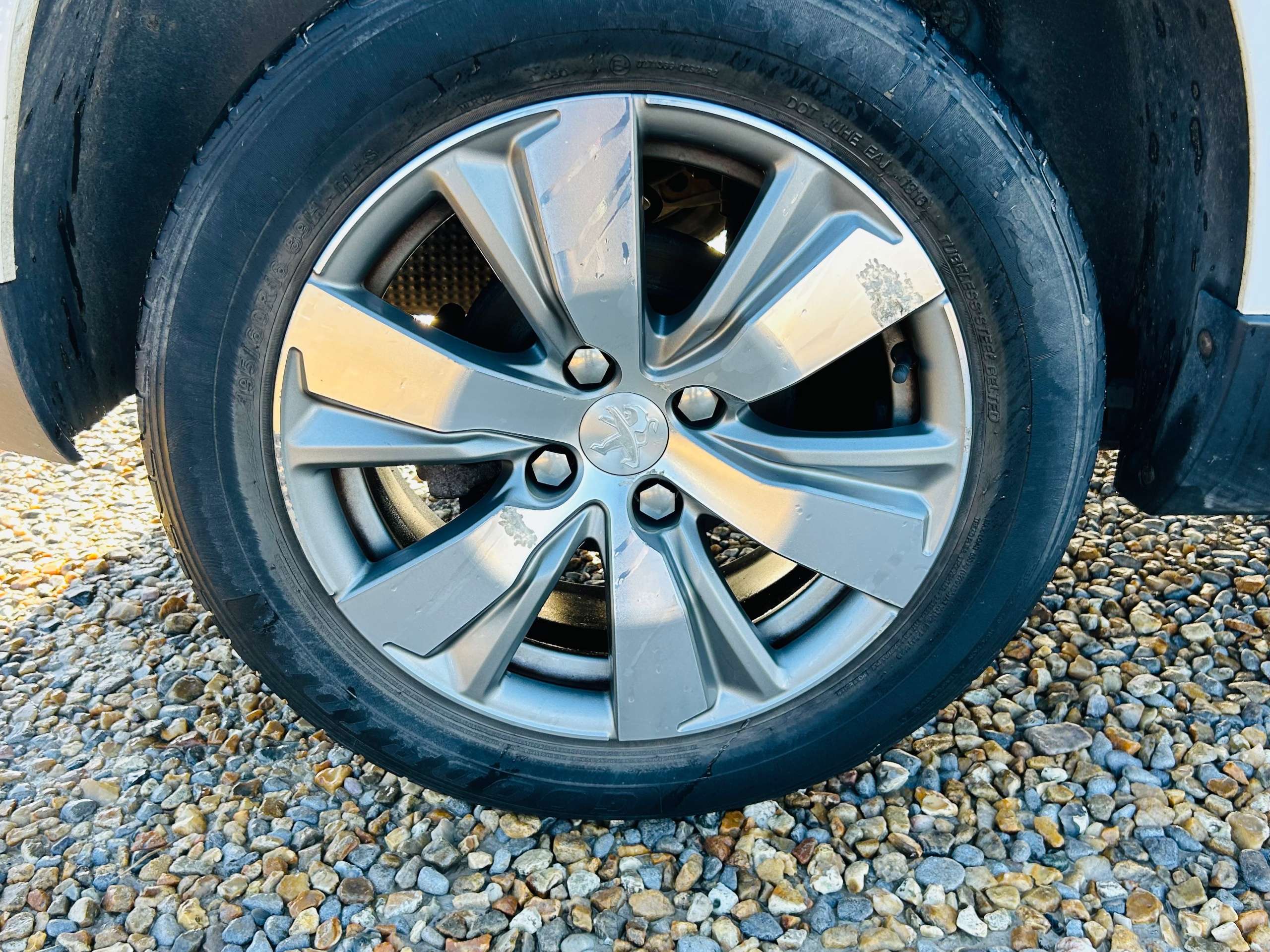 A 2014 PEUGEOT 2008 1.4 HDi Active SUV 5dr Diesel Manual Euro 5 (70 ps) A 2014 PEUGEOT 2008 1.4 HDi Active SUV 5dr Diesel Manual Euro 5 (70 ps)