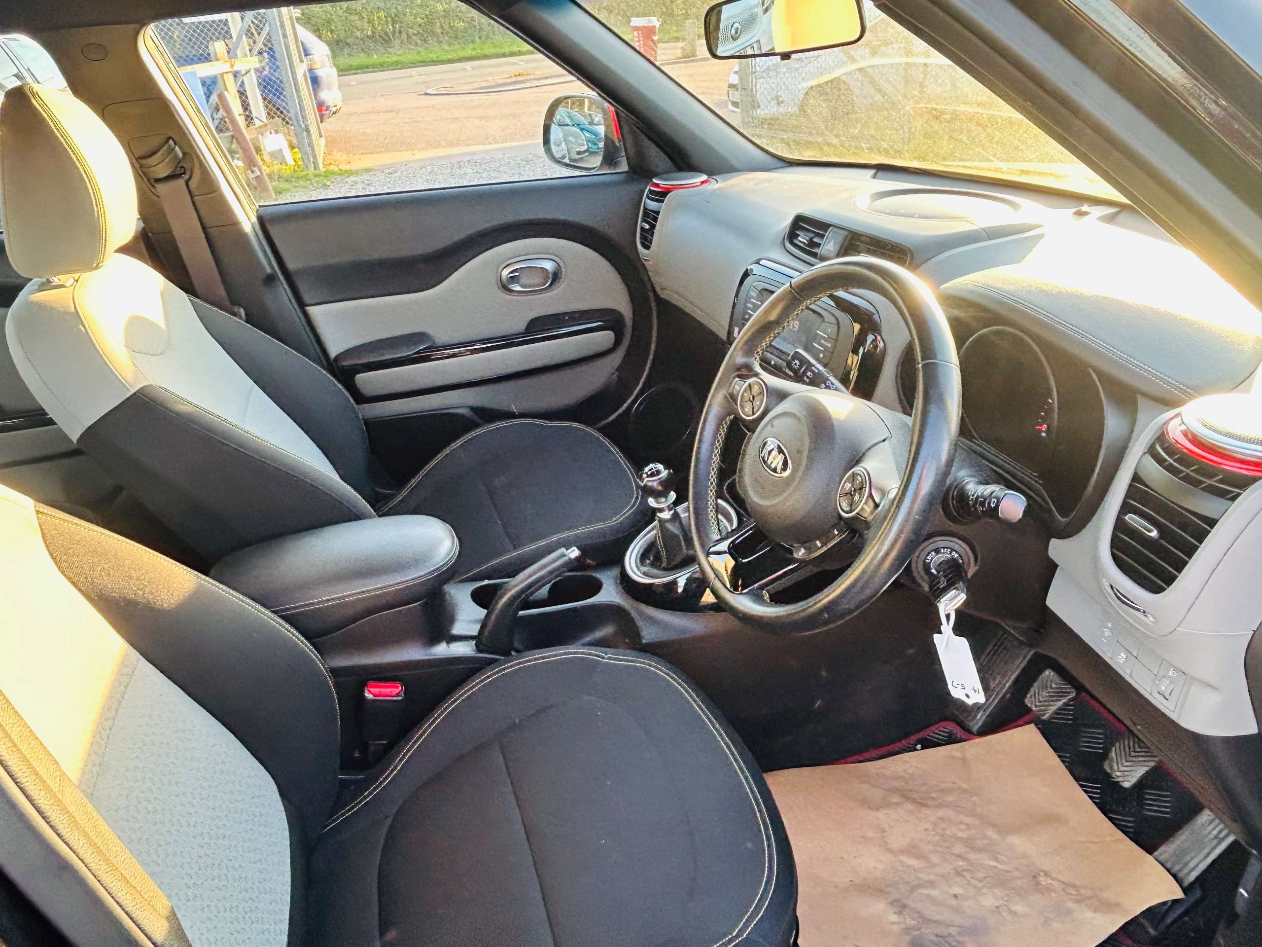 A 2015 KIA SOUL 1.6 CRDi Connect SUV 5dr Diesel Manual Euro 5 (126 bhp) A 2015 KIA SOUL 1.6 CRDi Connect SUV 5dr Diesel Manual Euro 5 (126 bhp)