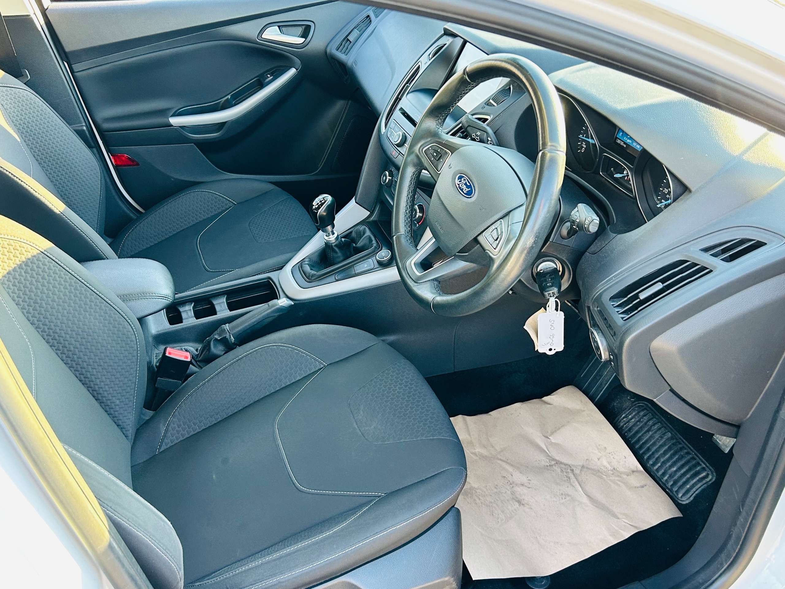 A 2017 FORD FOCUS 1.0T EcoBoost Zetec Hatchback 5dr Petrol Manual Euro 6 (s/s) (125 ps) A 2017 FORD FOCUS 1.0T EcoBoost Zetec Hatchback 5dr Petrol Manual Euro 6 (s/s) (125 ps)