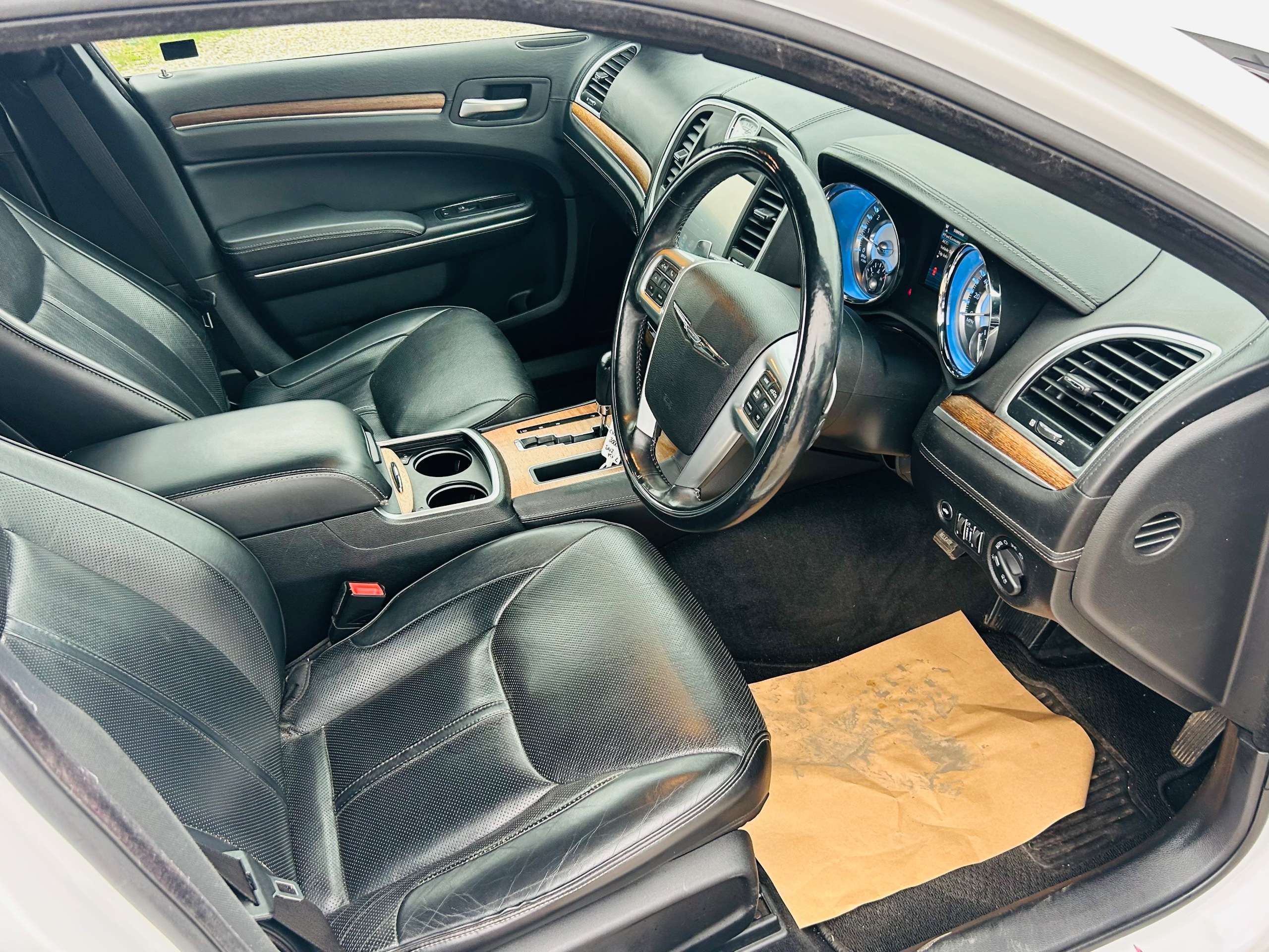 A 2012 CHRYSLER 300C 3.0 CRD V6 Executive Saloon 4dr Diesel Auto Euro 5 (236 bhp) A 2012 CHRYSLER 300C 3.0 CRD V6 Executive Saloon 4dr Diesel Auto Euro 5 (236 bhp)