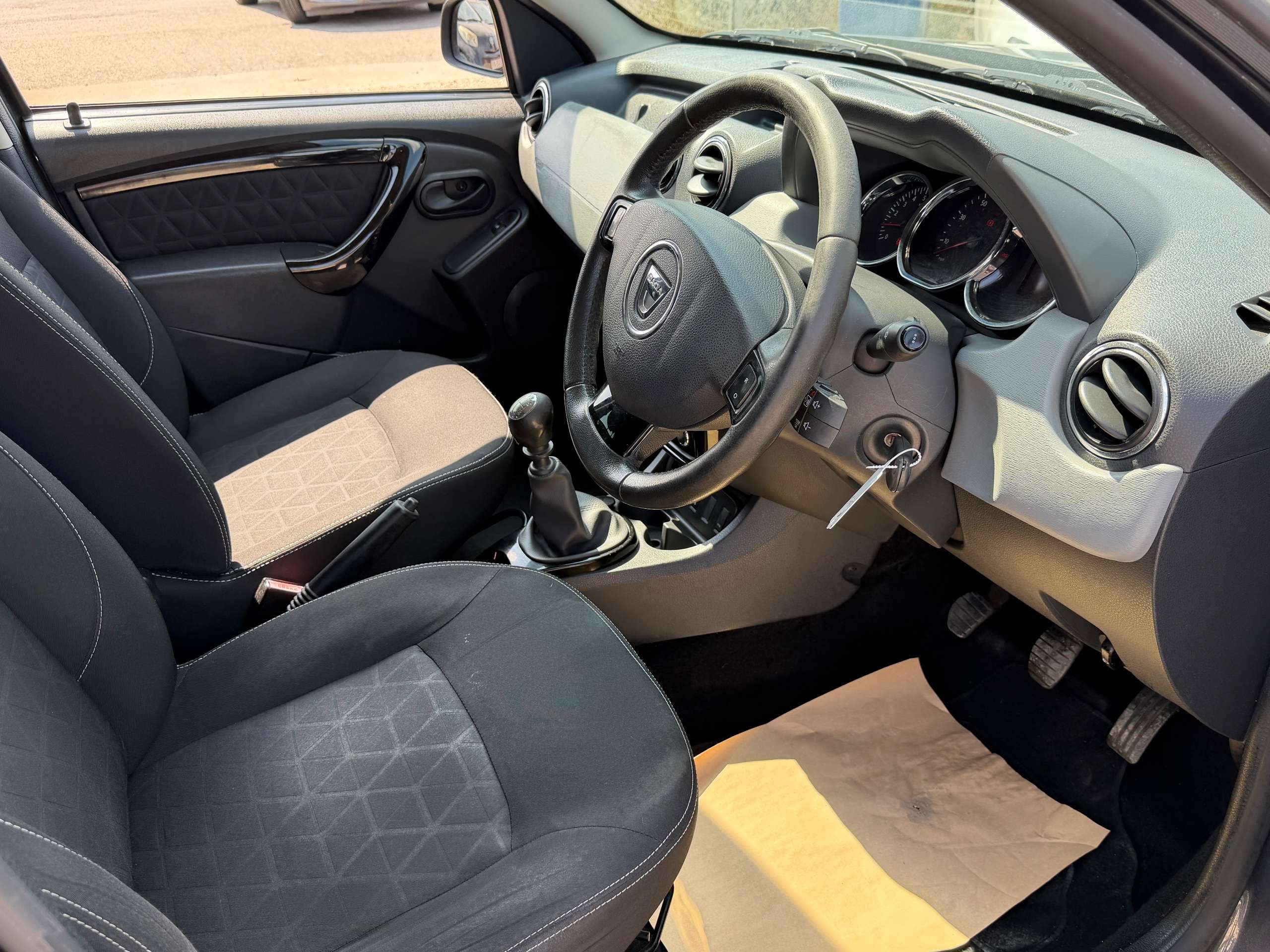 A 2015 DACIA DUSTER 1.5 dCi Laureate SUV 5dr Diesel Manual Euro 6 (s/s) (110 ps) A 2015 DACIA DUSTER 1.5 dCi Laureate SUV 5dr Diesel Manual Euro 6 (s/s) (110 ps)
