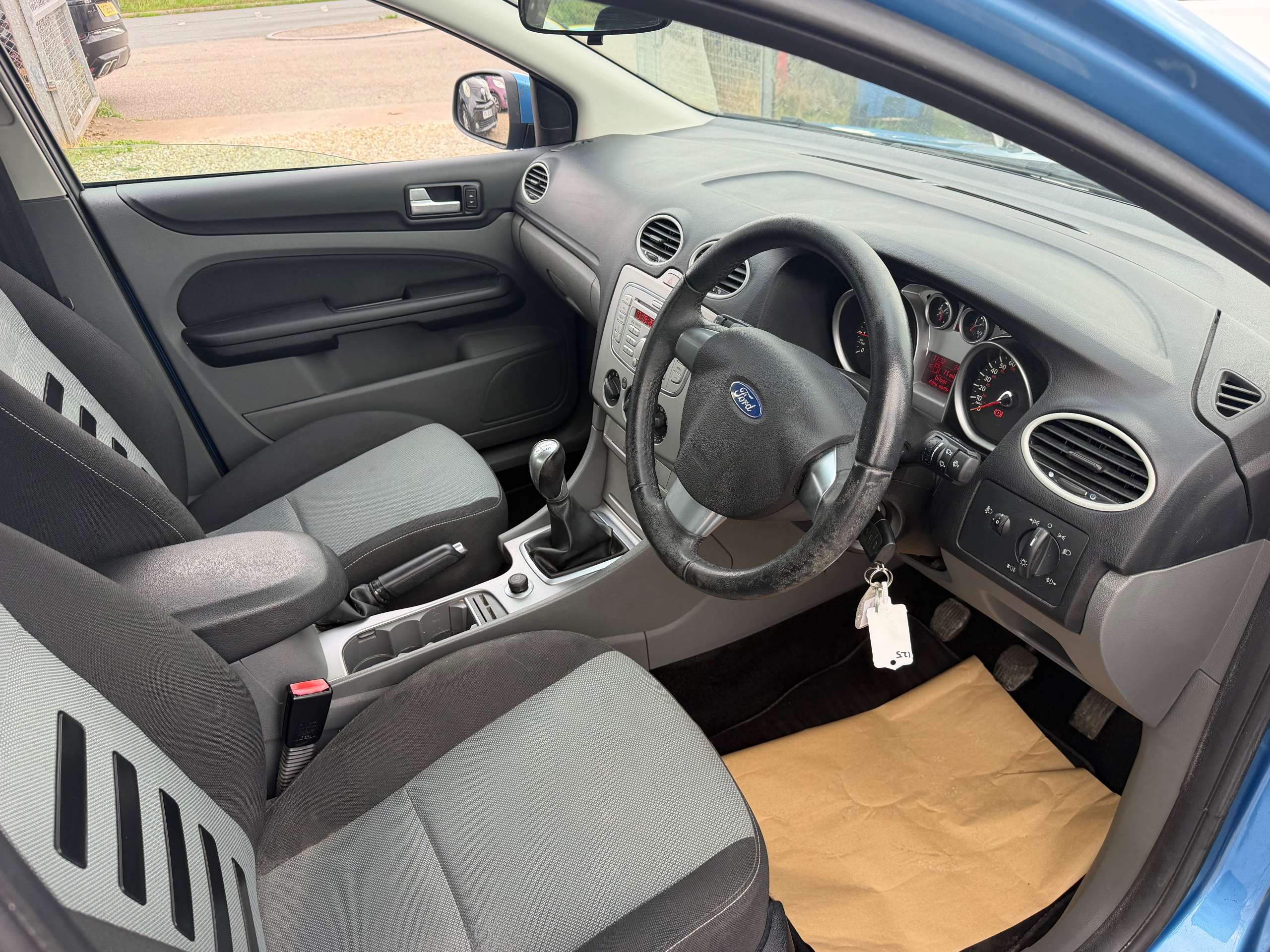 A 2009 FORD FOCUS 1.6 Zetec Hatchback 5dr Petrol Manual (161 g/km, 99 bhp) A 2009 FORD FOCUS 1.6 Zetec Hatchback 5dr Petrol Manual (161 g/km, 99 bhp)