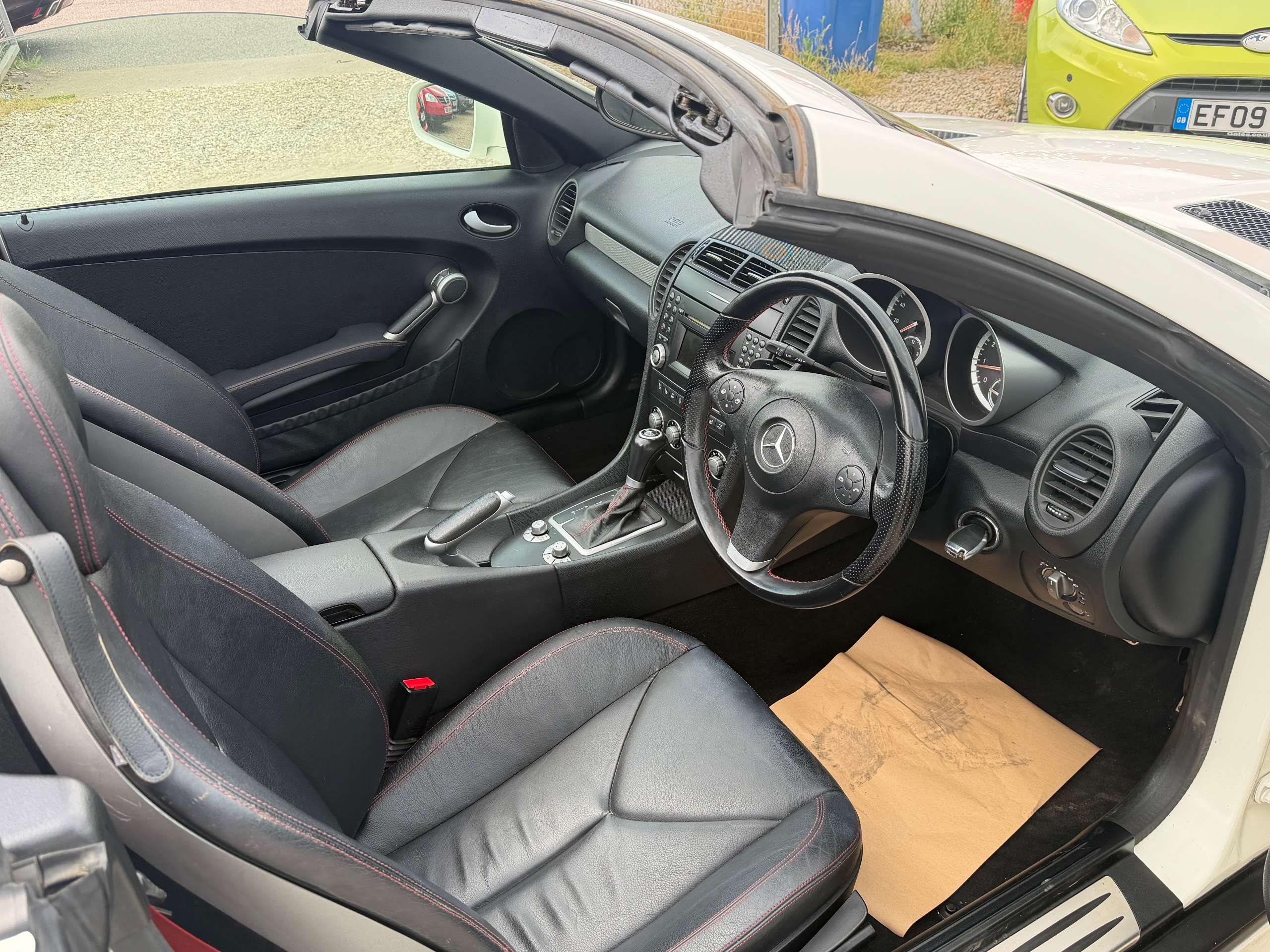A 2009 MERCEDES-BENZ SLK 3.0 SLK300 Convertible 2dr Petrol G-Tronic Euro 5 (231 ps) A 2009 MERCEDES-BENZ SLK 3.0 SLK300 Convertible 2dr Petrol G-Tronic Euro 5 (231 ps)