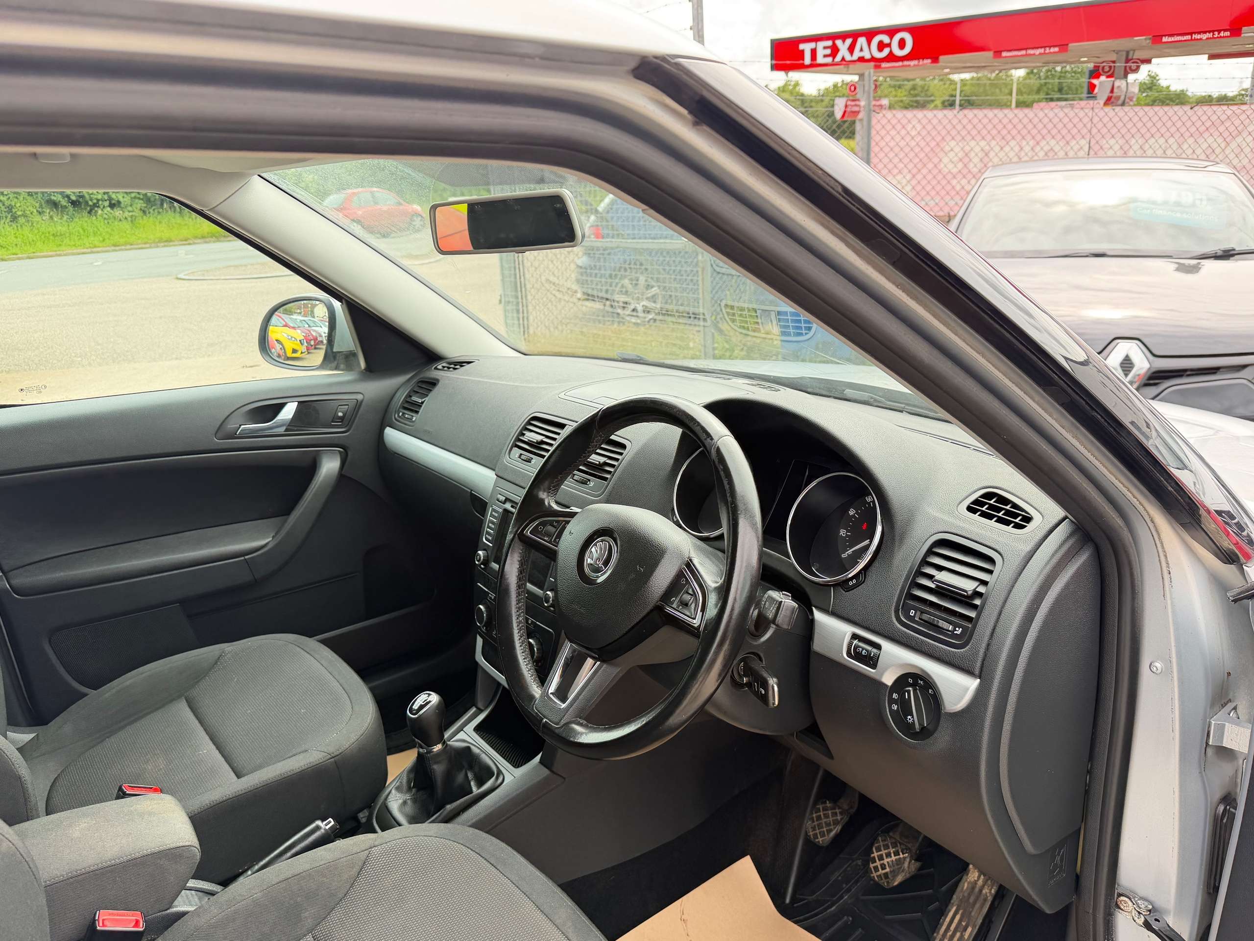 A 2014 SKODA YETI 2.0 TDI SE Outdoor 5dr Diesel Manual Euro 5 (110 ps) A 2014 SKODA YETI 2.0 TDI SE Outdoor 5dr Diesel Manual Euro 5 (110 ps)