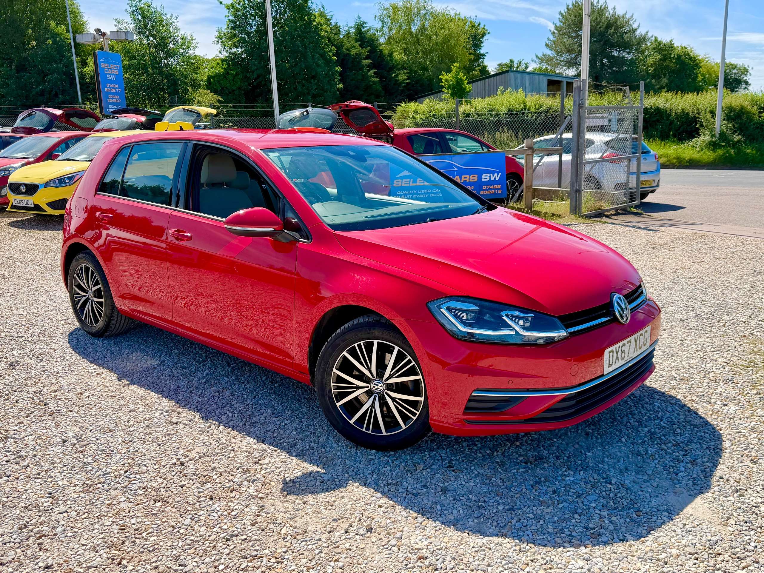 A 2017 VOLKSWAGEN GOLF 1.6 TDI SE Nav Hatchback 5dr Diesel DSG Euro 6 (s/s) (115 ps) A 2017 VOLKSWAGEN GOLF 1.6 TDI SE Nav Hatchback 5dr Diesel DSG Euro 6 (s/s) (115 ps)
