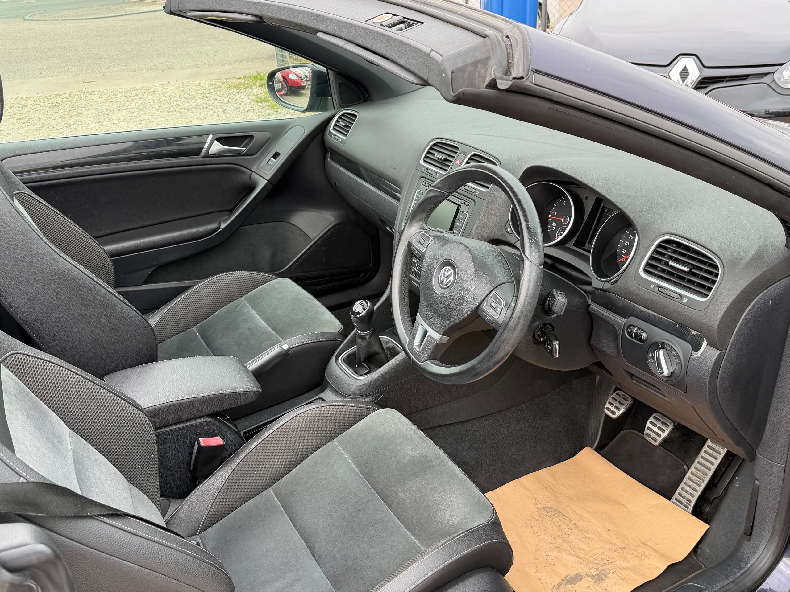 A 2012 VOLKSWAGEN GOLF 2.0 TDI BlueMotion Tech GT Cabriolet 2dr Diesel Manual Euro 5 (s/s) (140 ps) A 2012 VOLKSWAGEN GOLF 2.0 TDI BlueMotion Tech GT Cabriolet 2dr Diesel Manual Euro 5 (s/s) (140 ps)