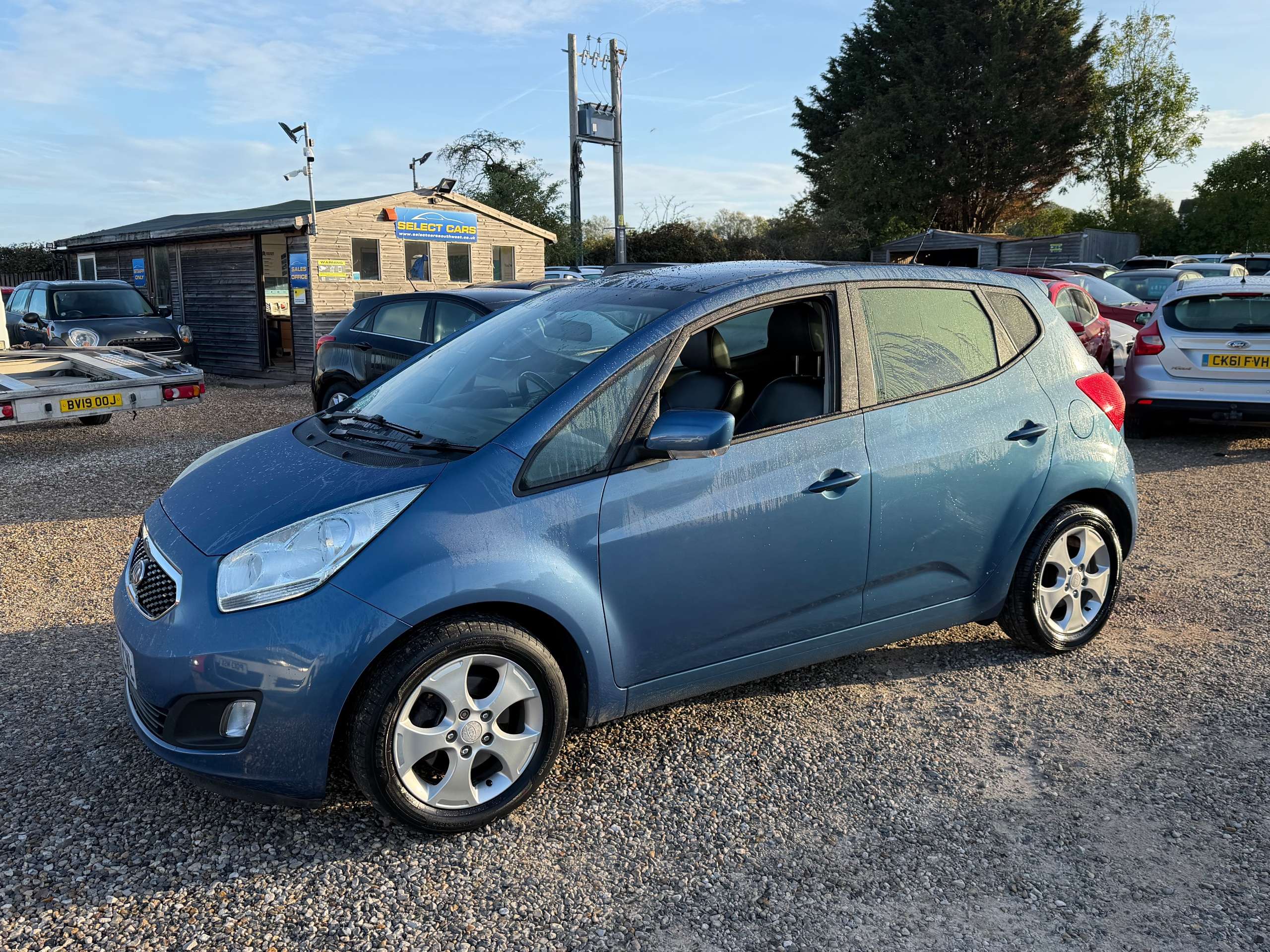 A 2012 KIA VENGA 1.6 3 MPV 5dr Petrol Auto Euro 5 (Sat Nav) (123 bhp) A 2012 KIA VENGA 1.6 3 MPV 5dr Petrol Auto Euro 5 (Sat Nav) (123 bhp)
