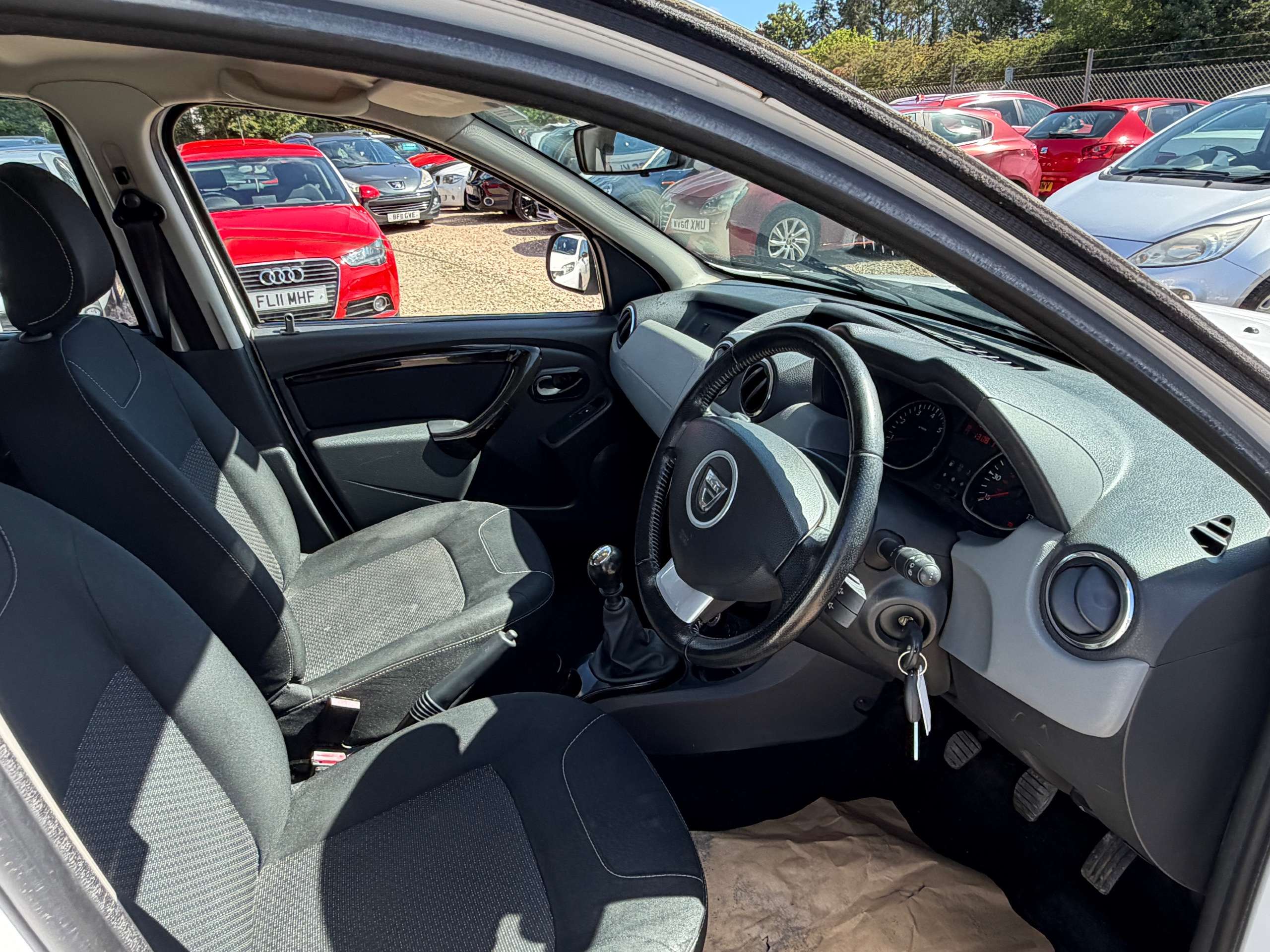 A 2014 DACIA DUSTER 1.5 dCi Laureate SUV 5dr Diesel Manual 4WD Euro 5 (110 ps) A 2014 DACIA DUSTER 1.5 dCi Laureate SUV 5dr Diesel Manual 4WD Euro 5 (110 ps)