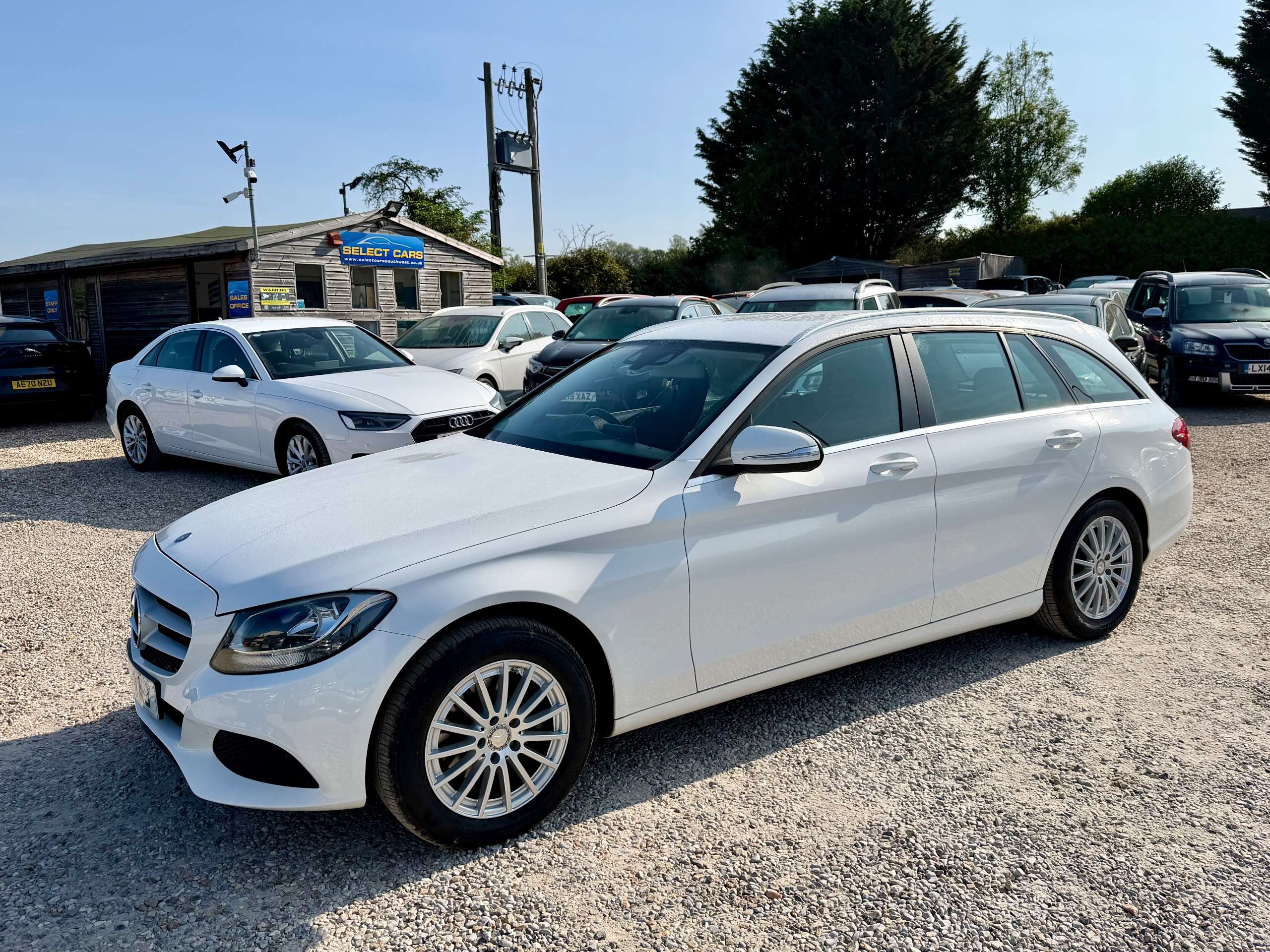 A 2015 MERCEDES-BENZ C CLASS 2.1 C220 BlueTEC SE Estate 5dr Diesel Manual Euro 6 (s/s) (170 ps) A 2015 MERCEDES-BENZ C CLASS 2.1 C220 BlueTEC SE Estate 5dr Diesel Manual Euro 6 (s/s) (170 ps)