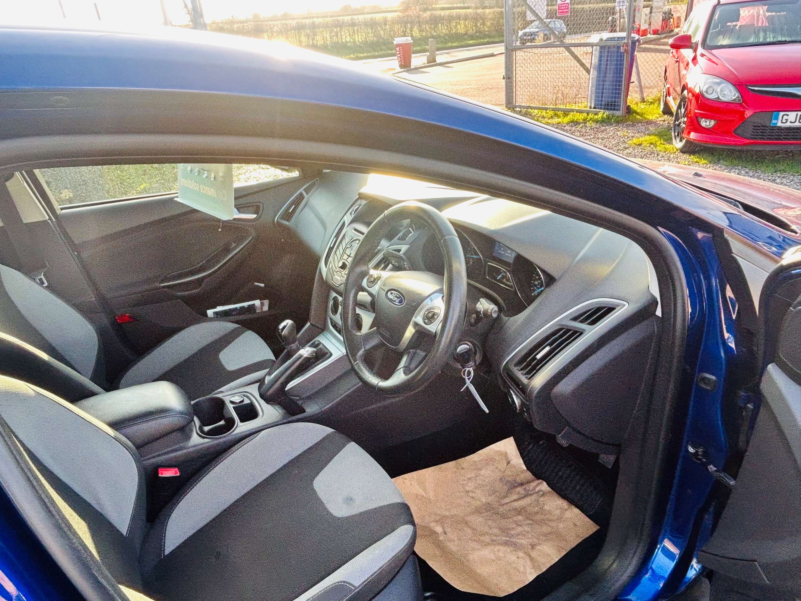 A 2014 FORD FOCUS 1.6 Zetec Navigator Hatchback 5dr Petrol Manual Euro 5 (105 ps) A 2014 FORD FOCUS 1.6 Zetec Navigator Hatchback 5dr Petrol Manual Euro 5 (105 ps)