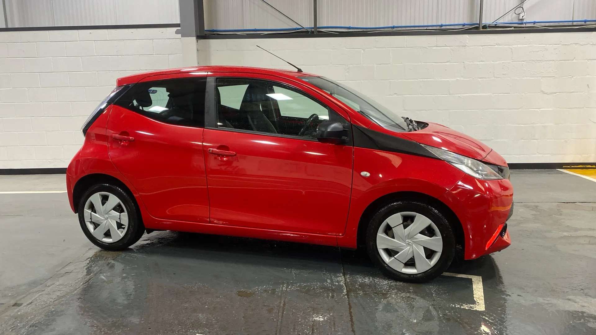 A 2017 TOYOTA AYGO 1.0 VVT-i X-Play A 2017 TOYOTA AYGO 1.0 VVT-i X-Play