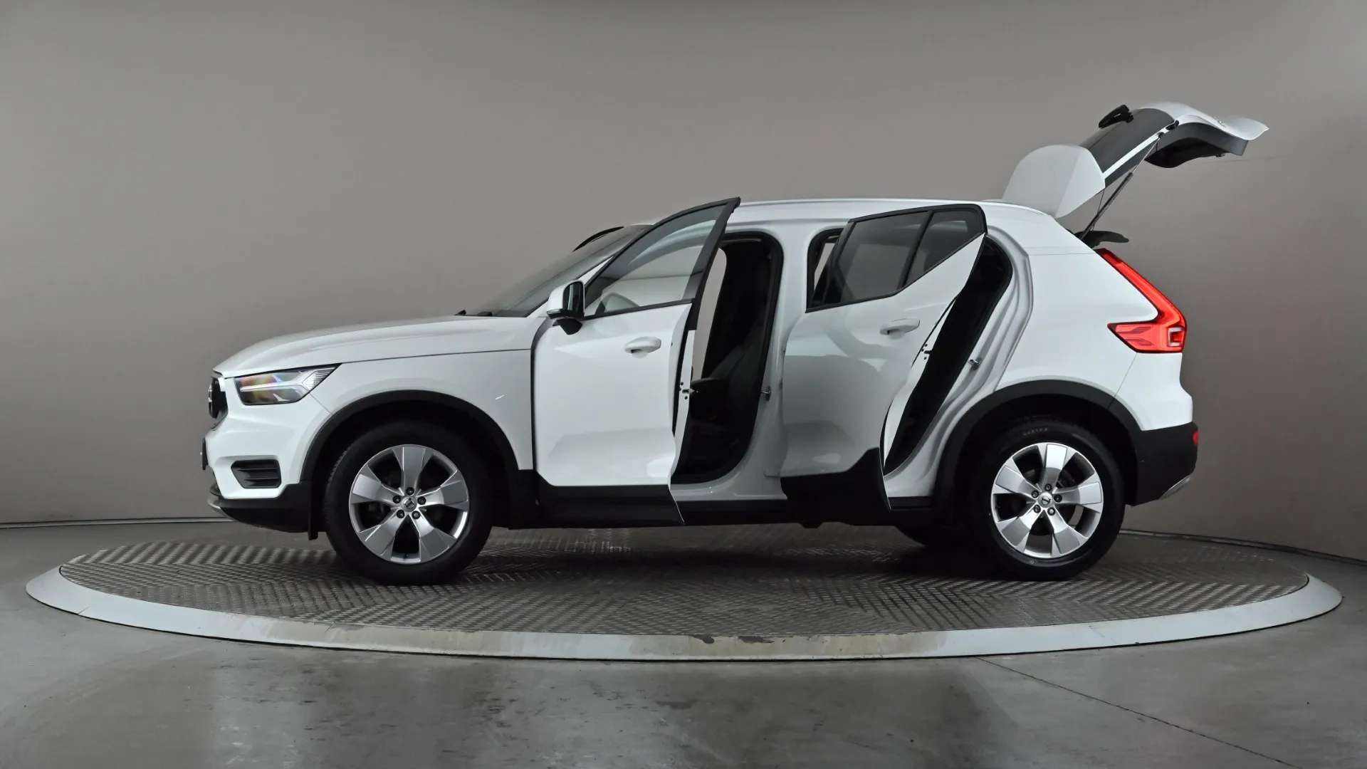 2022 VOLVO XC40 2022 VOLVO XC40