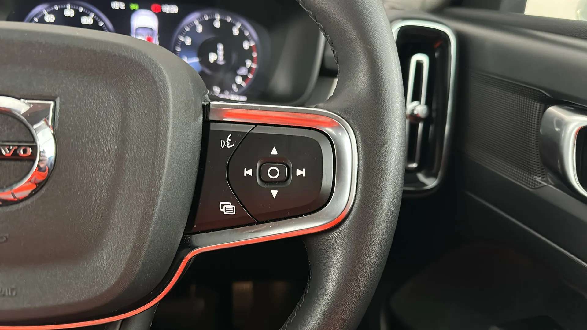 2022 VOLVO XC40 2022 VOLVO XC40