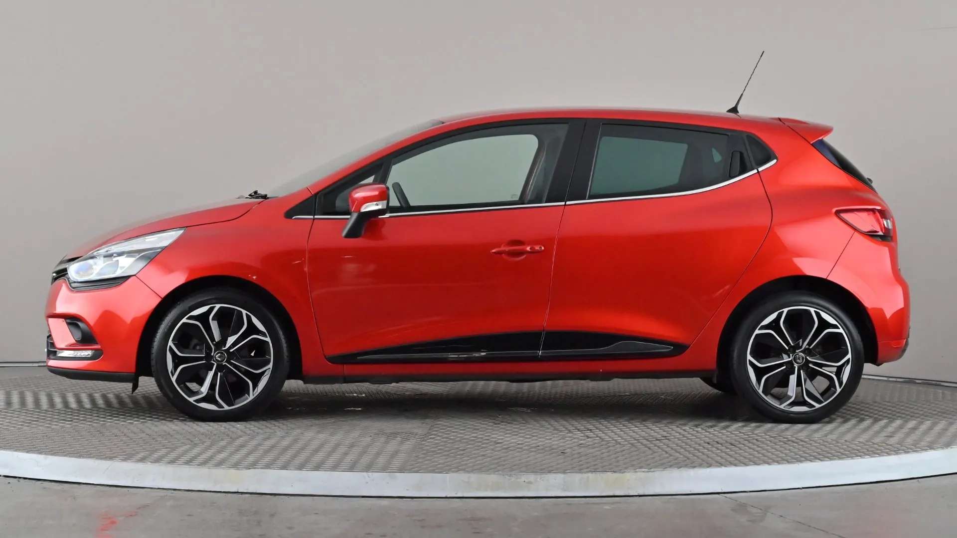 A 2019 RENAULT CLIO 0.9 TCE 90 Iconic A 2019 RENAULT CLIO 0.9 TCE 90 Iconic