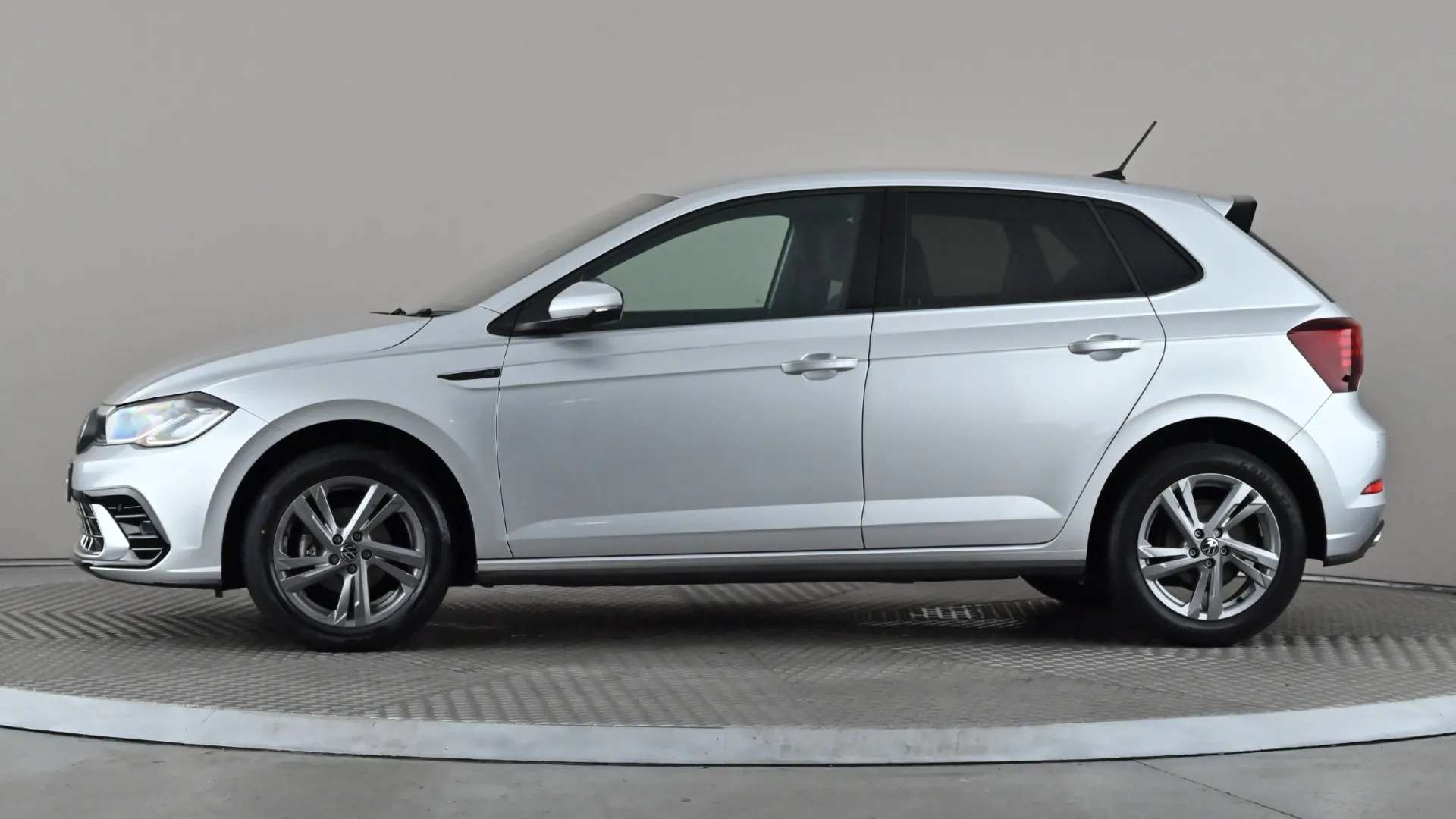 A 2022 VOLKSWAGEN POLO 1.0 TSI R-Line A 2022 VOLKSWAGEN POLO 1.0 TSI R-Line