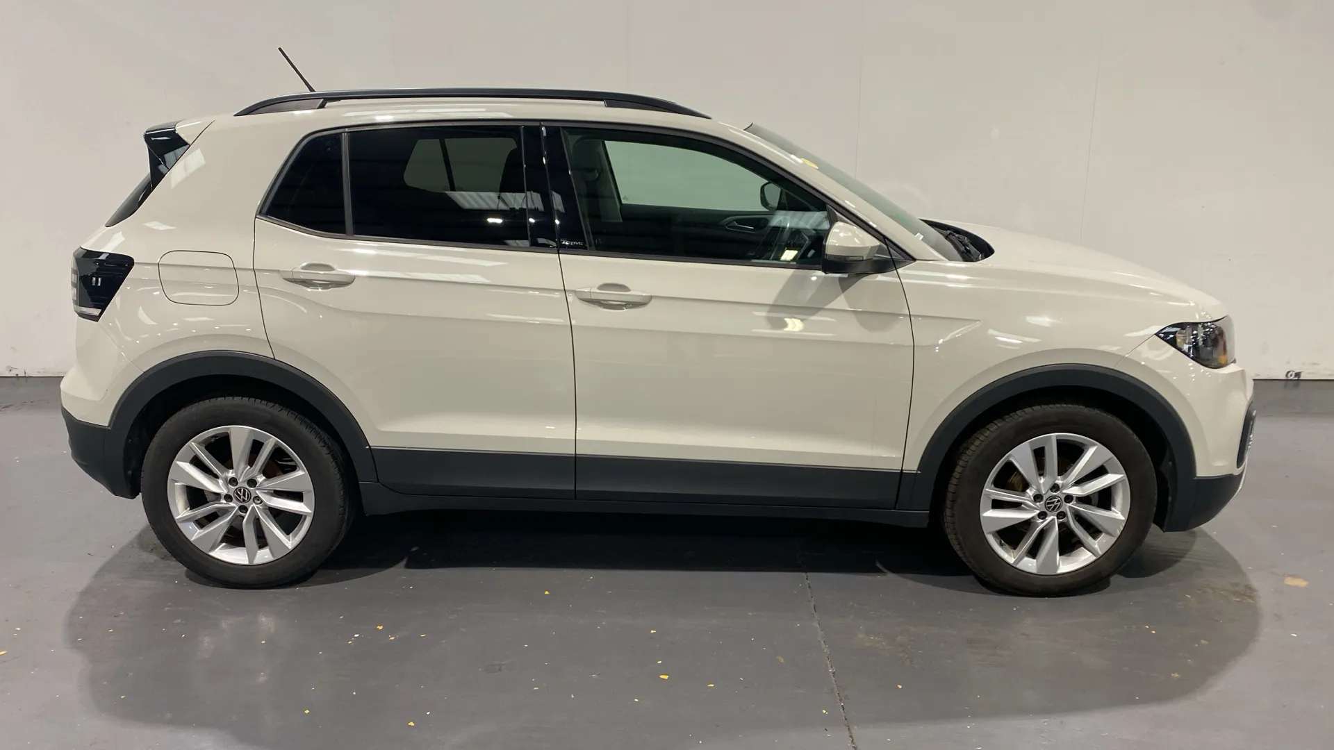 A 2022 VOLKSWAGEN T-CROSS 1.0 TSI 110 Active DSG A 2022 VOLKSWAGEN T-CROSS 1.0 TSI 110 Active DSG