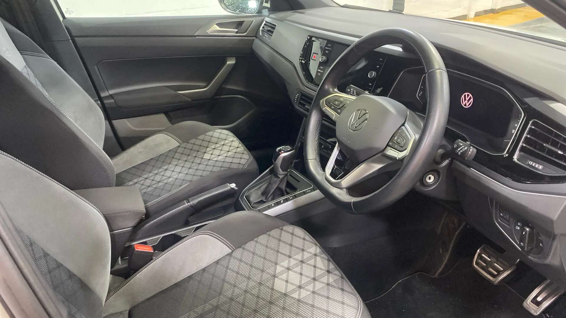 A 2022 VOLKSWAGEN TAIGO 1.0 TSI 110 R-Line DSG A 2022 VOLKSWAGEN TAIGO 1.0 TSI 110 R-Line DSG