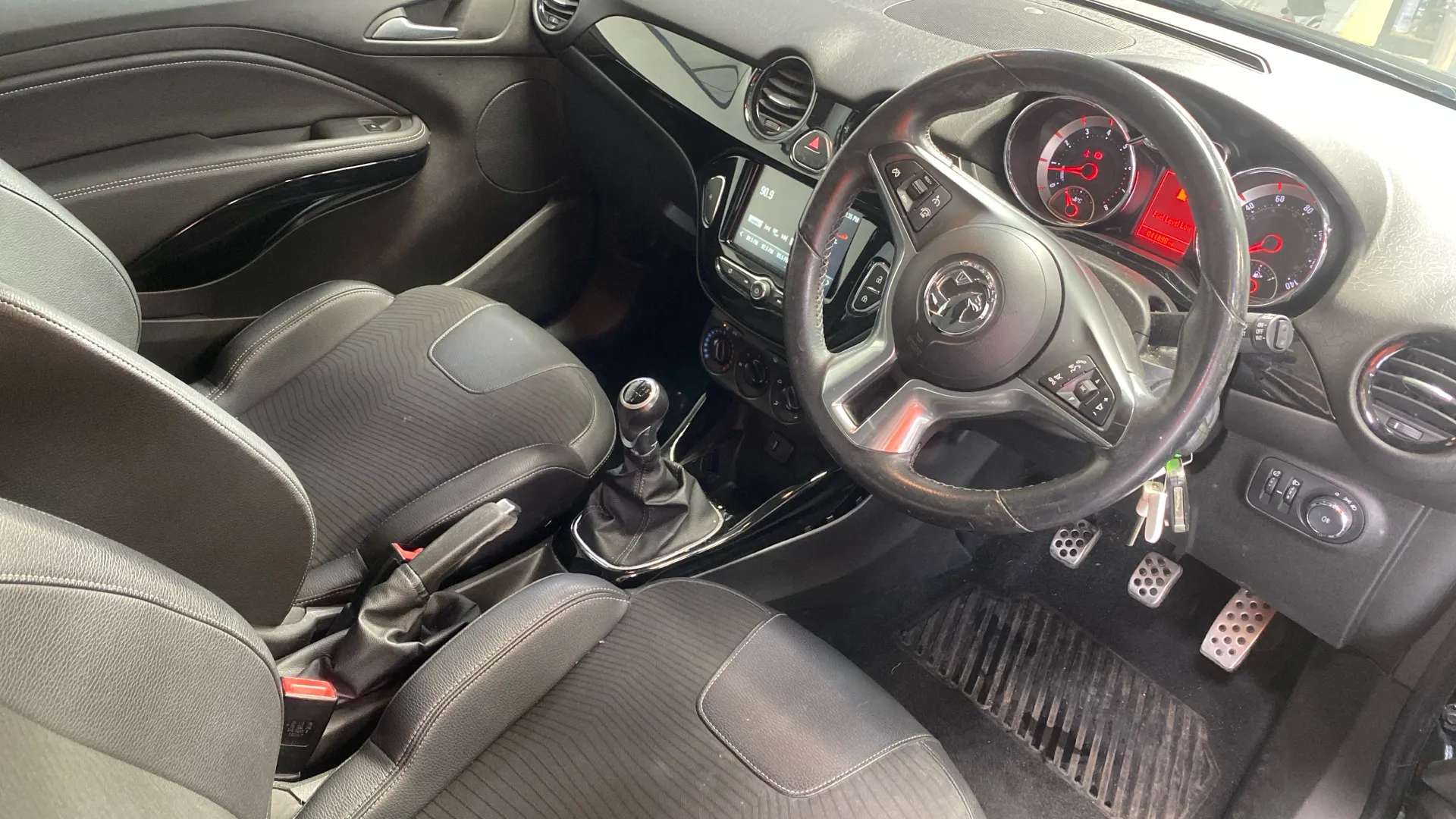 A 2017 VAUXHALL ADAM 1.2i Energised A 2017 VAUXHALL ADAM 1.2i Energised