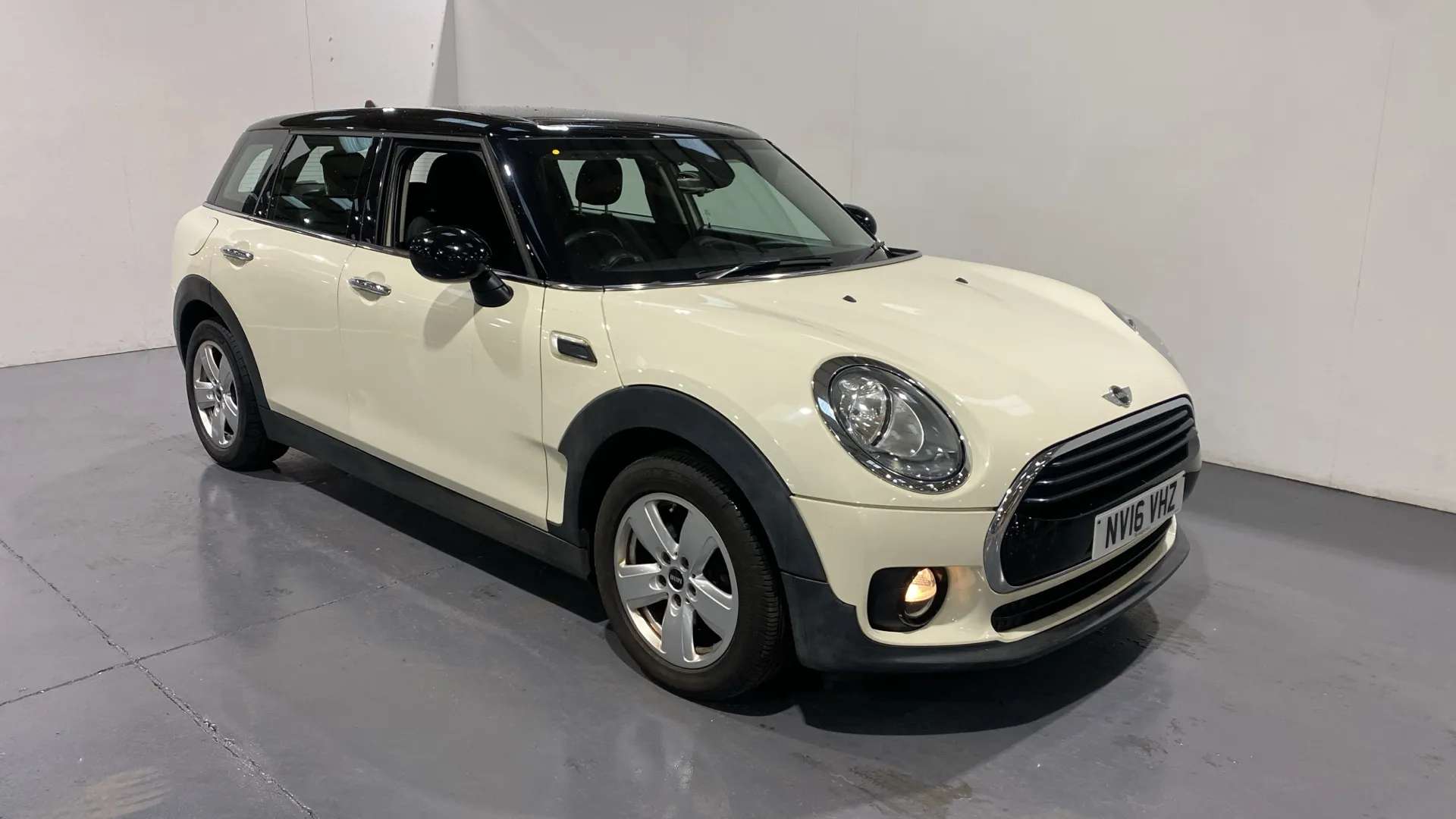 A 2016 MINI CLUBMAN 1.5 Cooper 6dr A 2016 MINI CLUBMAN 1.5 Cooper 6dr