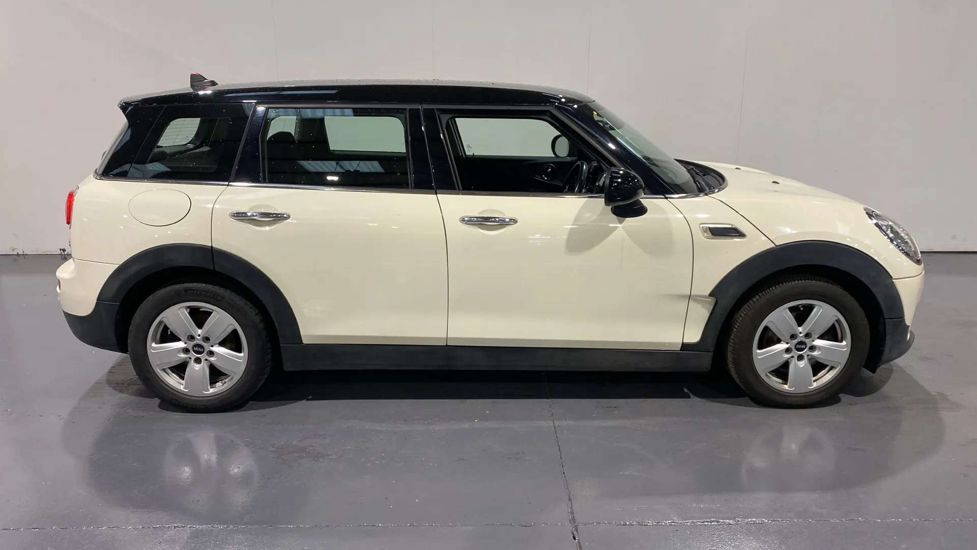 A 2016 MINI CLUBMAN 1.5 Cooper 6dr A 2016 MINI CLUBMAN 1.5 Cooper 6dr