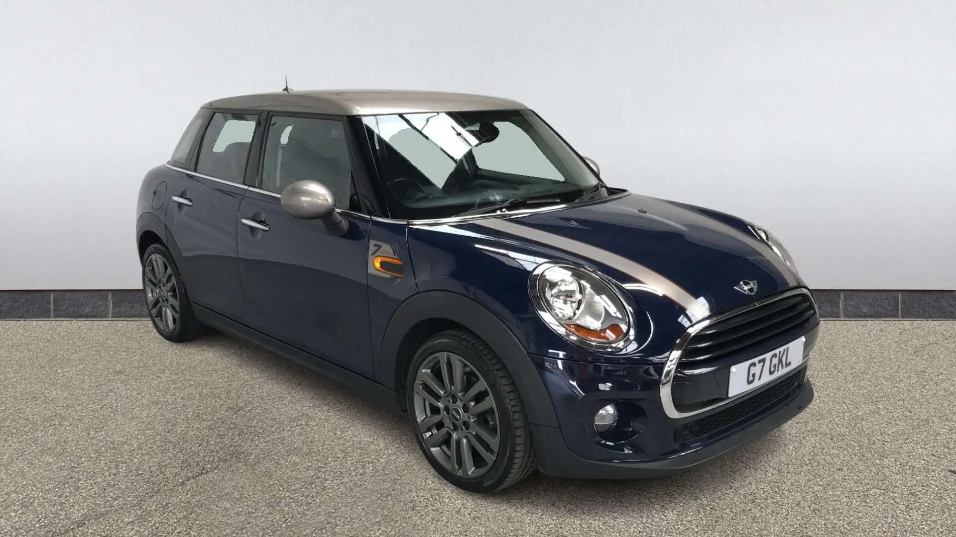 A 2017 MINI HATCH 1.5 Cooper Seven A 2017 MINI HATCH 1.5 Cooper Seven
