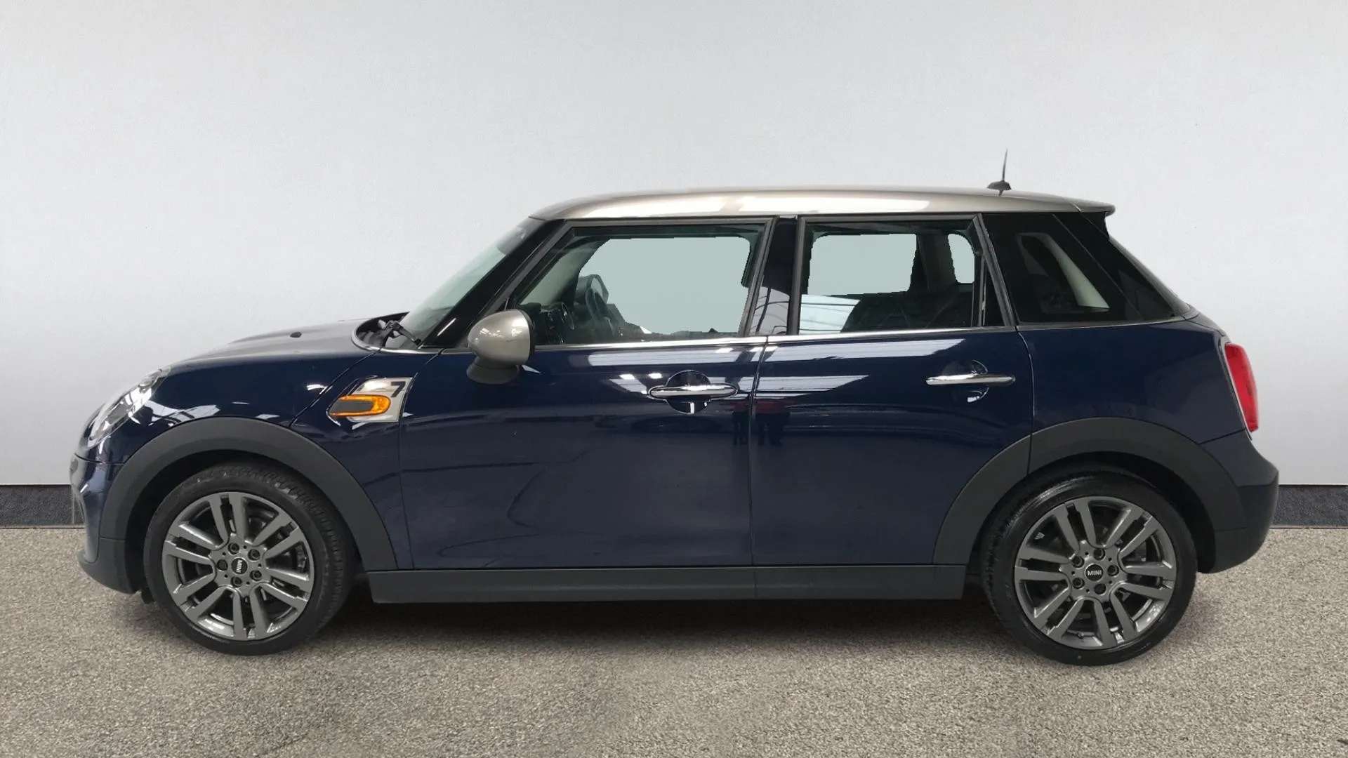 A 2017 MINI HATCH 1.5 Cooper Seven A 2017 MINI HATCH 1.5 Cooper Seven