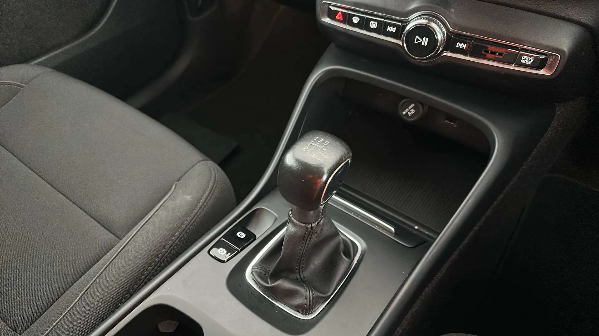2022 VOLVO XC40 2022 VOLVO XC40