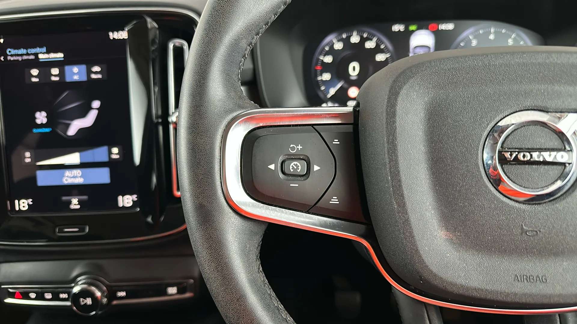 2022 VOLVO XC40 2022 VOLVO XC40