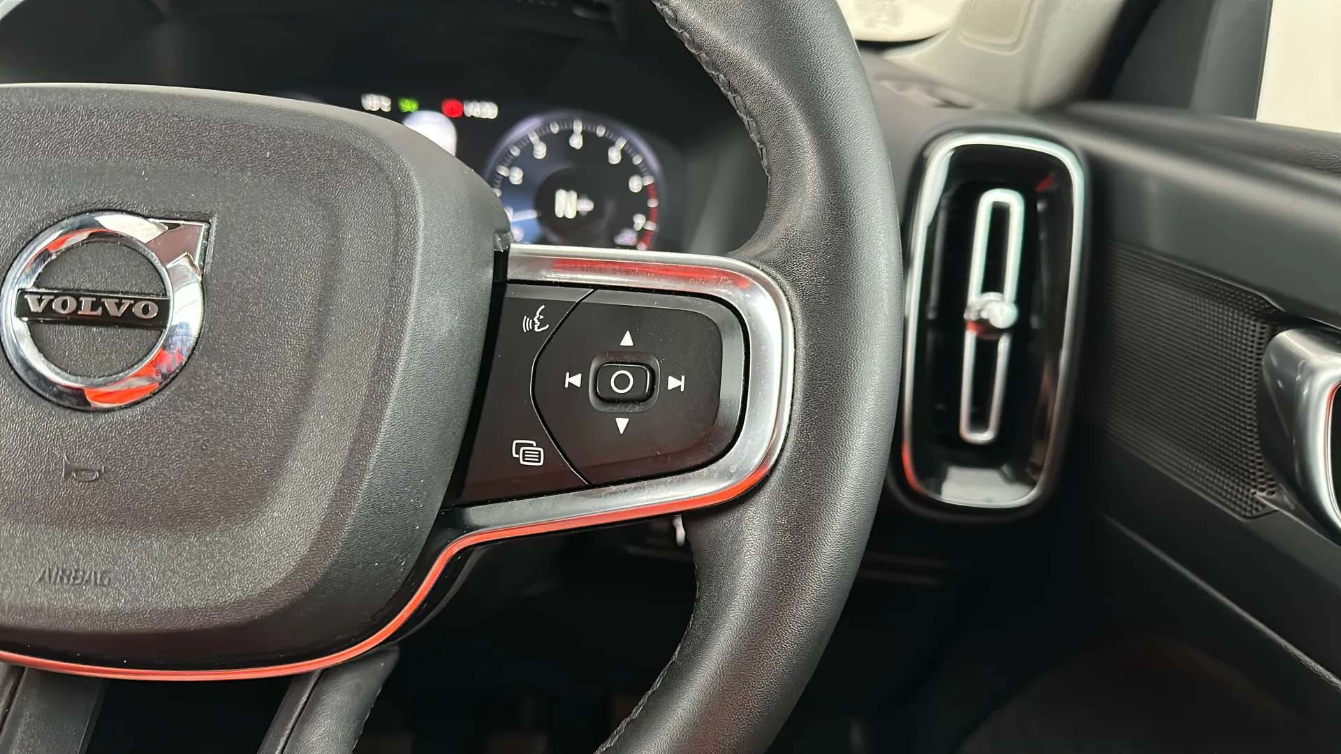 2022 VOLVO XC40 2022 VOLVO XC40