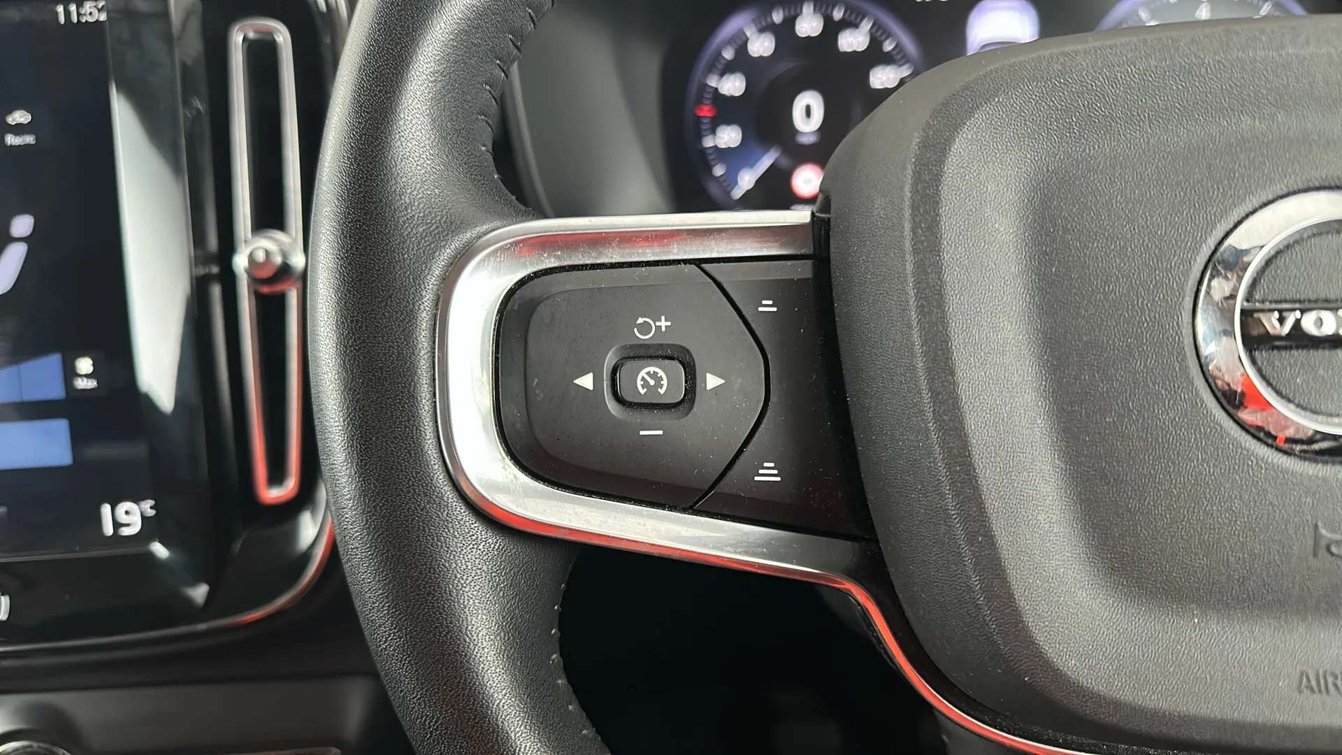 2020 VOLVO XC40 2020 VOLVO XC40