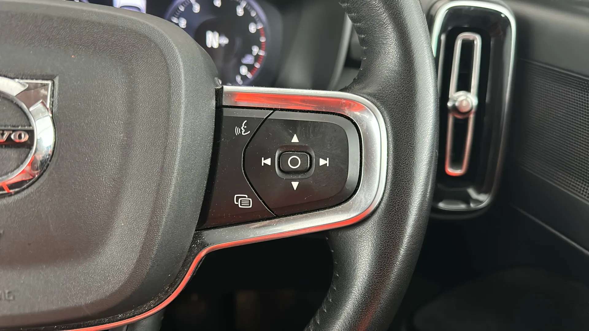 2020 VOLVO XC40 2020 VOLVO XC40