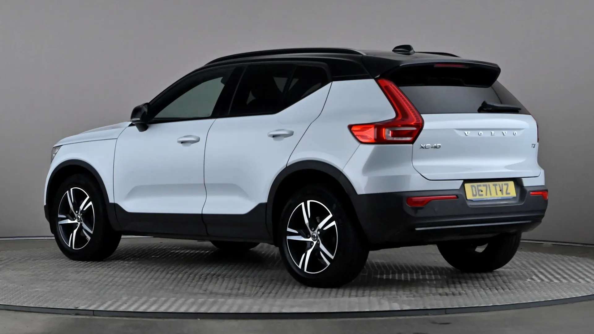 2021 VOLVO XC40 2021 VOLVO XC40