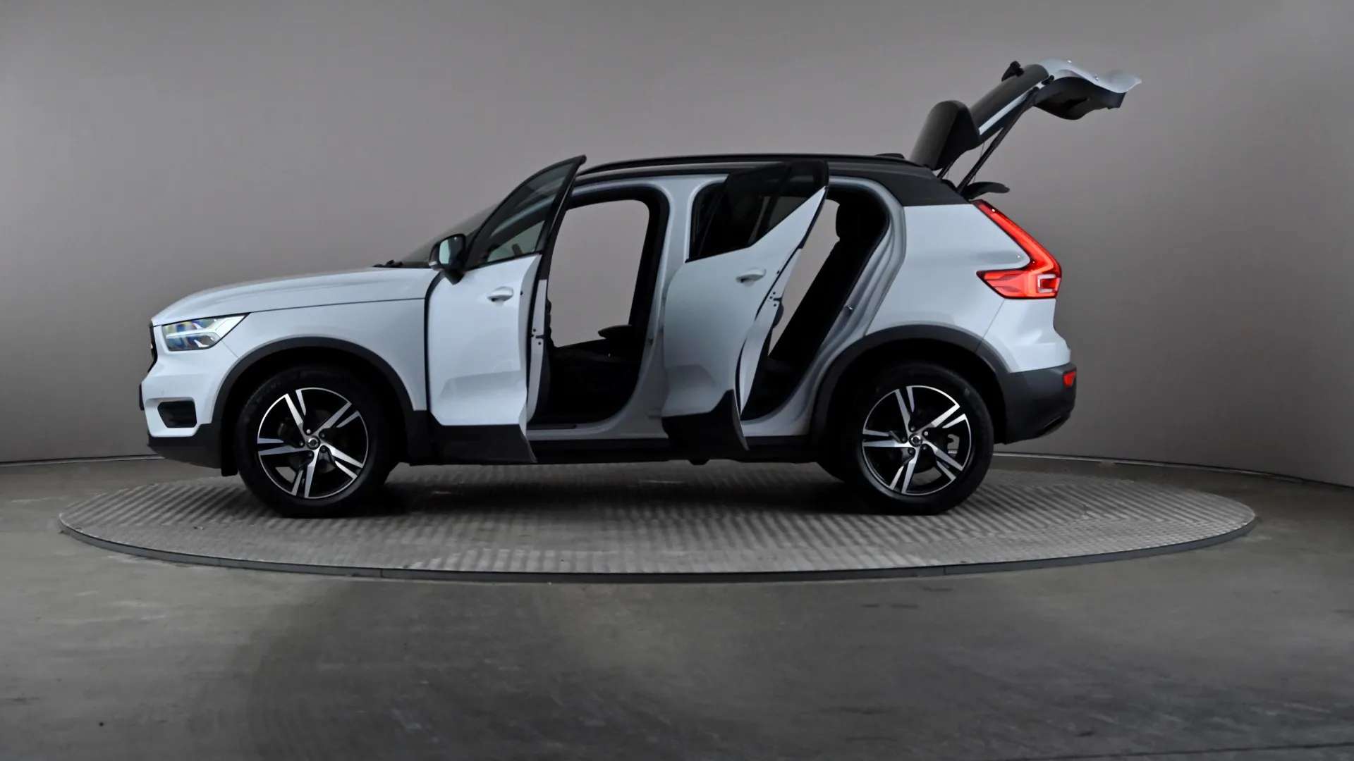 2021 VOLVO XC40 2021 VOLVO XC40