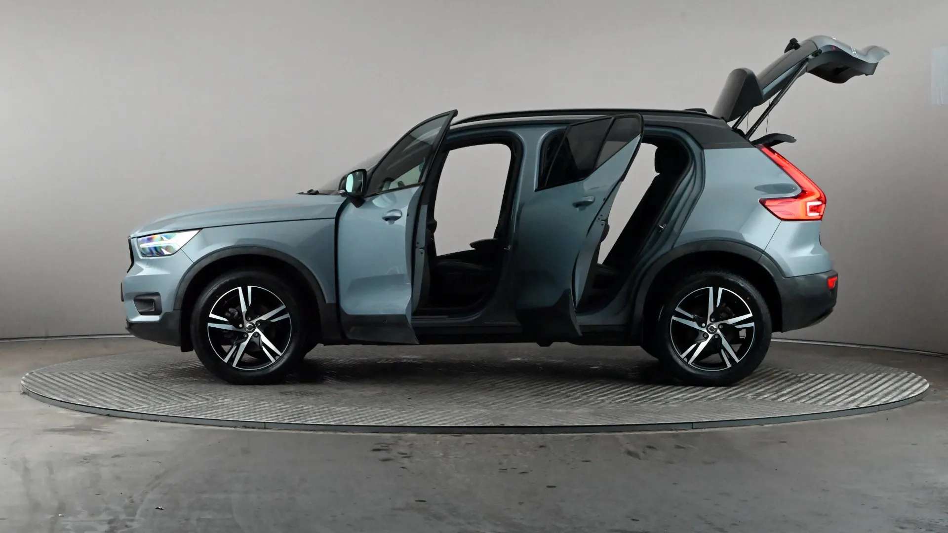 2020 VOLVO XC40 2020 VOLVO XC40