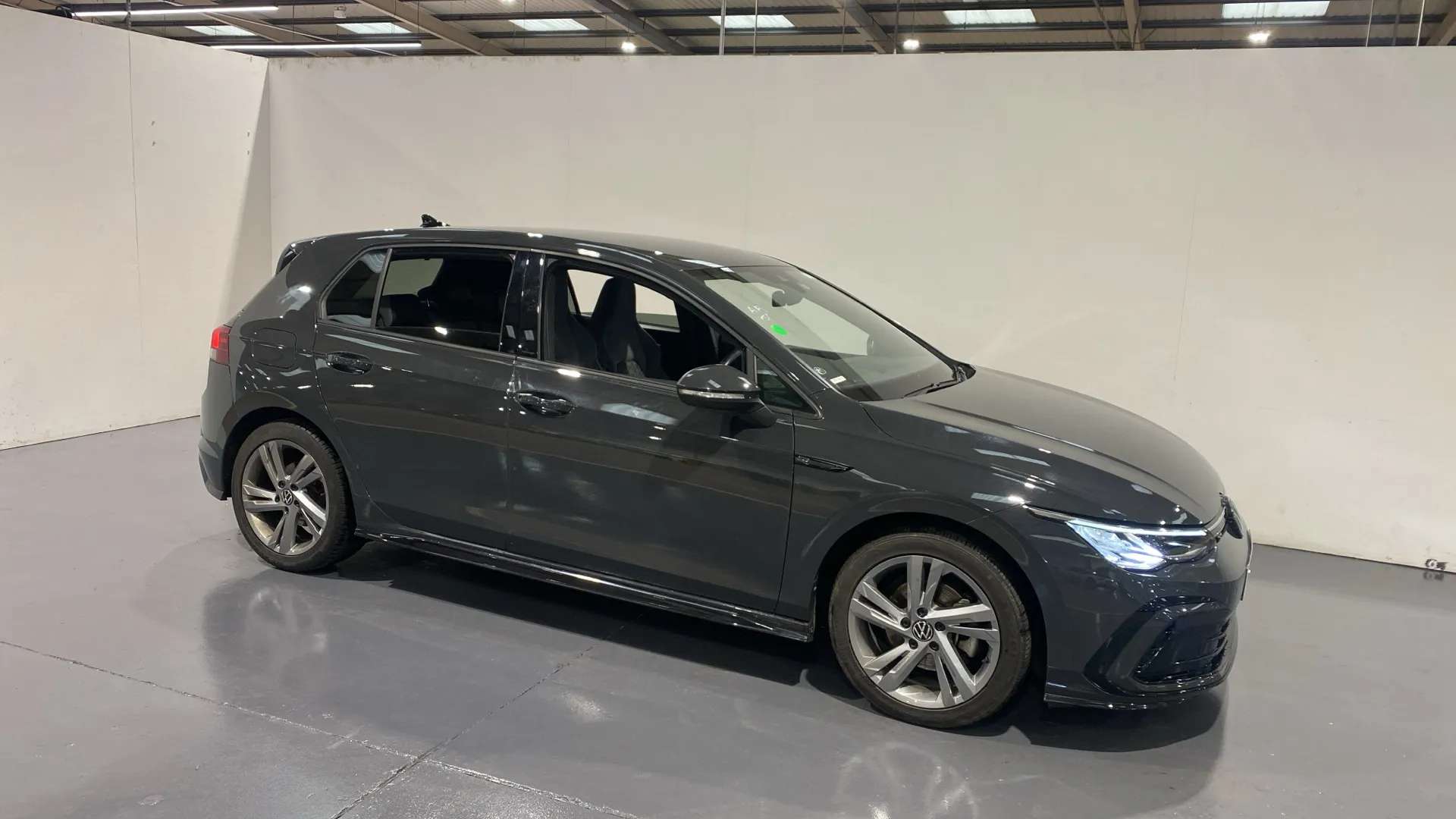 A 2024 VOLKSWAGEN GOLF 1.5 TSI R-Line A 2024 VOLKSWAGEN GOLF 1.5 TSI R-Line